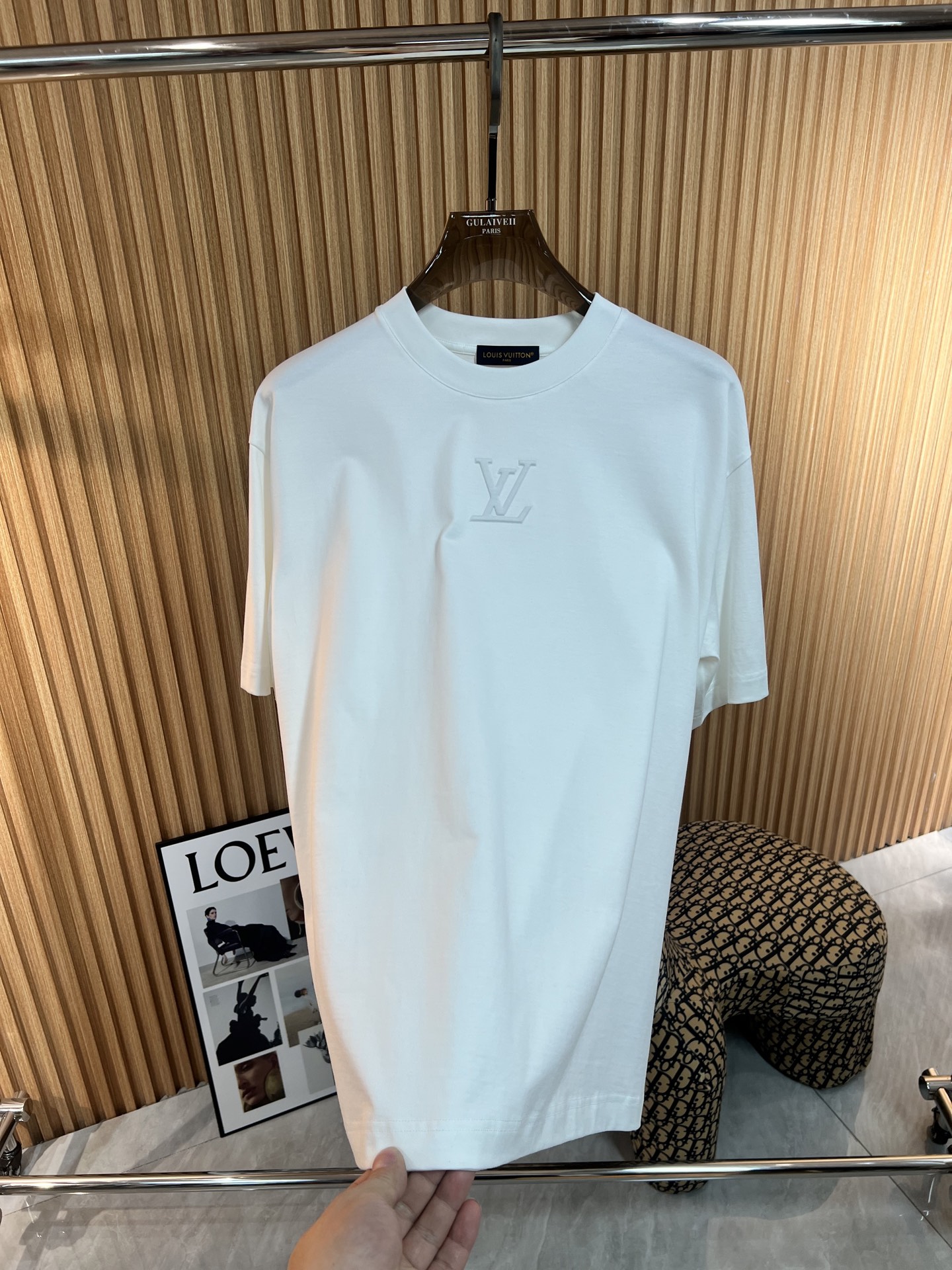    🆕LV  2025春夏新款首发专柜最新款短袖圆领T恤 高端订制 设计前卫时尚！品牌logo重工艺设