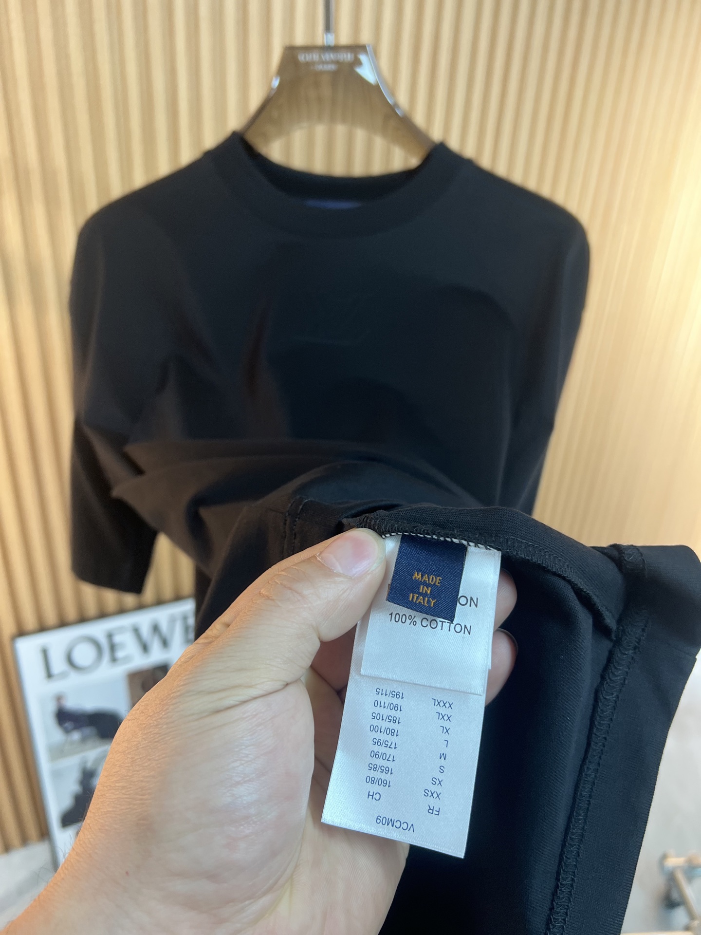    🆕LV  2025春夏新款首发专柜最新款短袖圆领T恤 高端订制 设计前卫时尚！品牌logo重工艺设