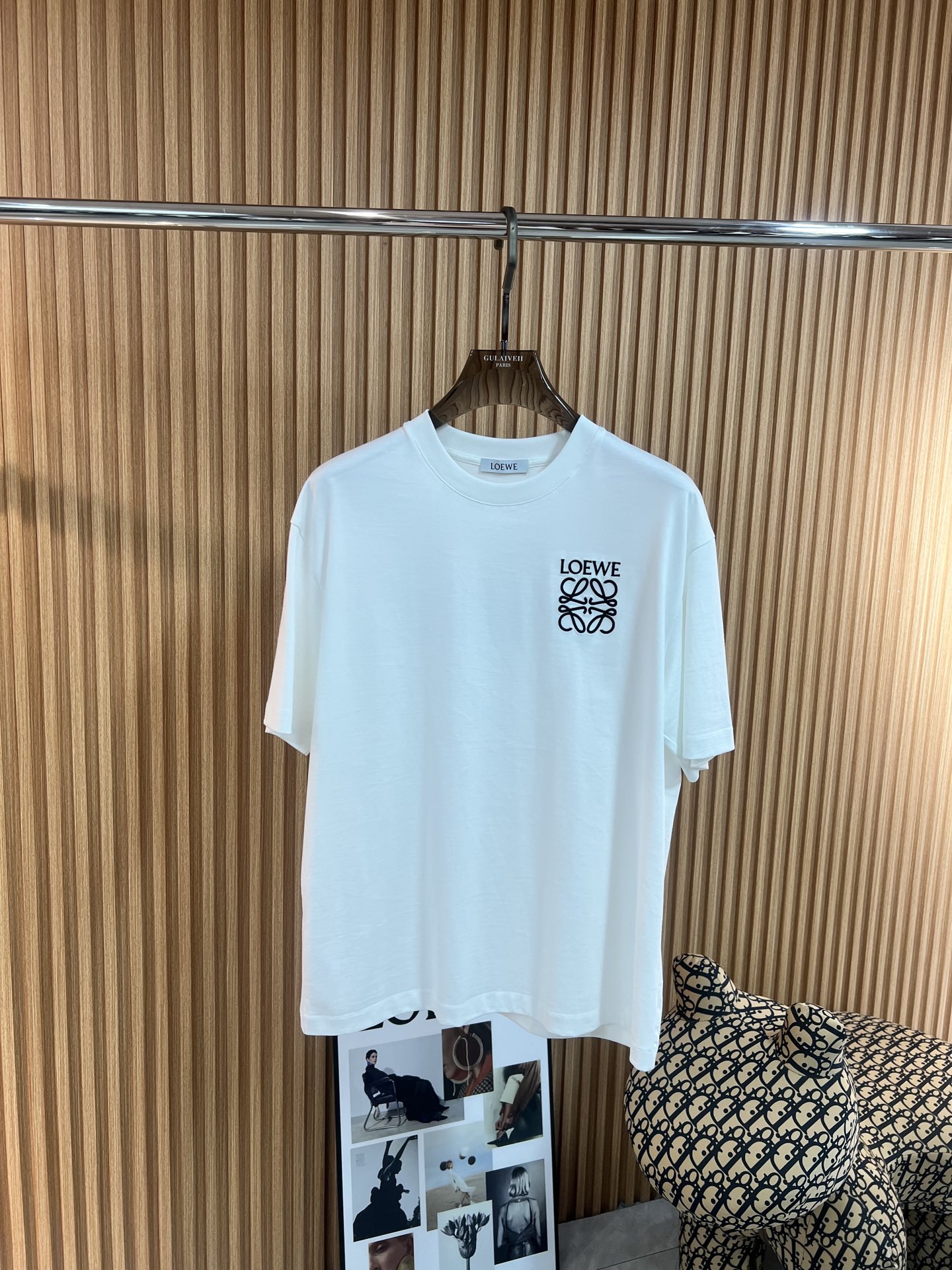 NO:160392,Luo Yiwei's new spring and summer new style first-time counter latest short-sleeved round-neck T-shirt, high-end customization, avant-garde and fashionable design!  Brand logo heavy craft design, high-end customized high-end mercerated cloud cotton fabric, soft feel, comfortable to wear, exquisite counter-level car line, fine workmanship, invincible and handsome upper body effect!  A must-have item for handsome men!  Color black white Number m-3XL, loewe, T-shirt,tees, t-shirt,alexander wang19860909罗意威 2025春夏新款首发专柜最新款短袖圆领T恤 高端订制 设计前卫时尚！品牌logo重工艺设计 高端定制高端丝光云朵棉面料.手感柔软.穿着舒适.专柜级别精致车线.做工精细.上身效果无敌帅气！型男必备单品！ 颜色黑色 白色 码数m-3XL,,loewe,T-shirt,tees，t-shirt,alexander wang,Men's clothing