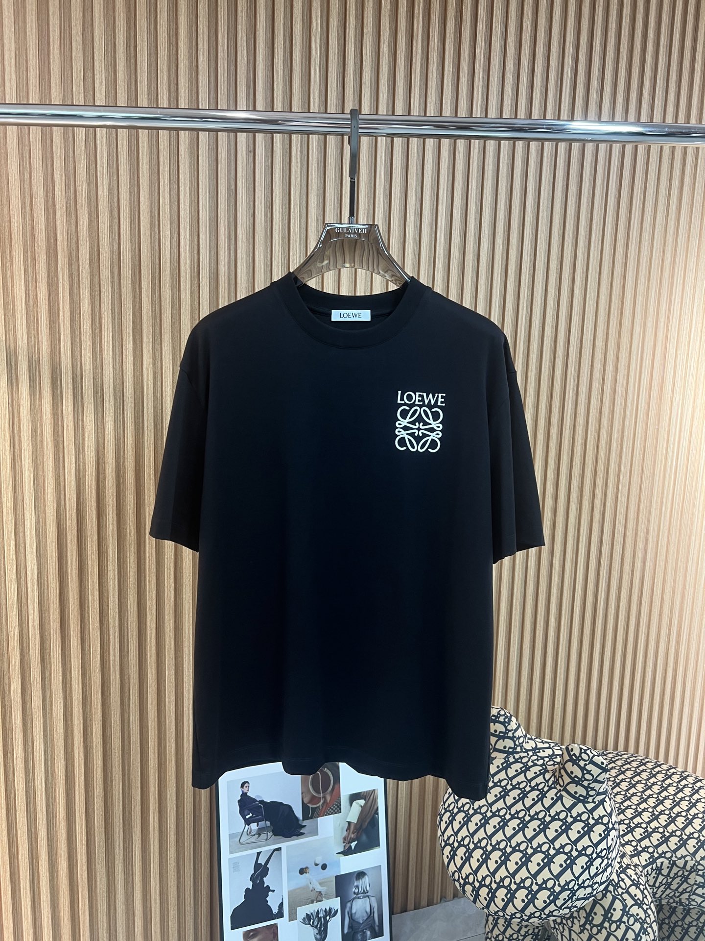 NO:160390,Luo Yiwei's new spring and summer new style first-time counter latest short-sleeved round-neck T-shirt, high-end customization, avant-garde and fashionable design!  Brand logo heavy craft design, high-end customized high-end mercerated cloud cotton fabric, soft feel, comfortable to wear, exquisite counter-level car line, fine workmanship, invincible and handsome upper body effect!  A must-have item for handsome men!  Color black white Number m-3XL, loewe, T-shirt,tees, t-shirt,alexander wang19860909罗意威 2025春夏新款首发专柜最新款短袖圆领T恤 高端订制 设计前卫时尚！品牌logo重工艺设计 高端定制高端丝光云朵棉面料.手感柔软.穿着舒适.专柜级别精致车线.做工精细.上身效果无敌帅气！型男必备单品！ 颜色黑色 白色 码数m-3XL,,loewe,T-shirt,tees，t-shirt,alexander wang,Men's clothing