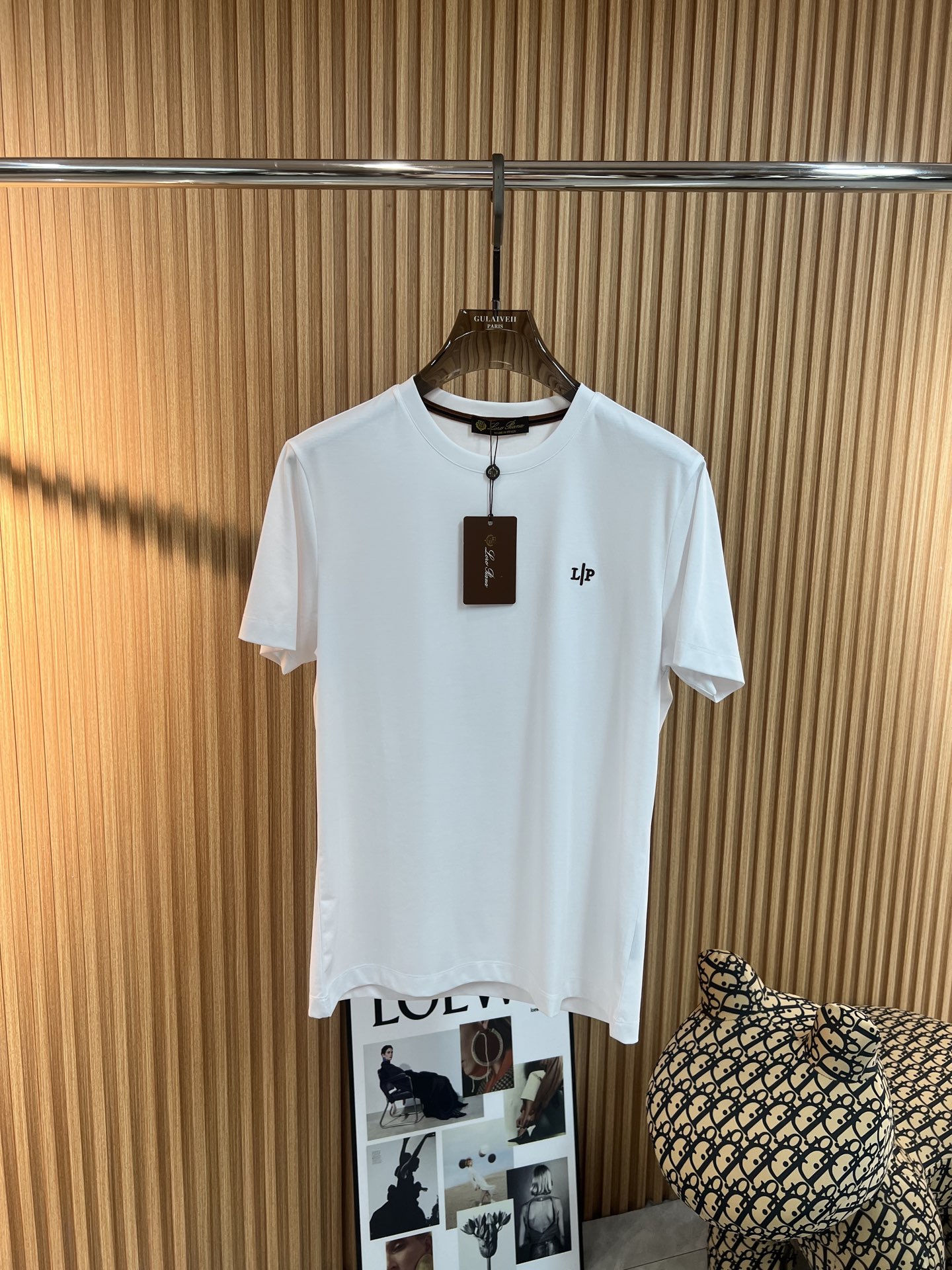 NO:160396,LP Home 2025 Spring and Summer New First Counter New Short Sleeve Round Neck T-shirt High-end Customization Design Avant-garde and fashionable!  Brand logo heavy craftsmanship design, high-end customized high-end 120 silk cotton fabric, soft feel, comfortable to wear, exquisite counter-level car line, fine workmanship, invincible and handsome upper body effect!  A must-have item for handsome men!  Color black white Number m-3XL D25-1225, loro piana, T-shirt,tees, t-shirt,alexander wang19860909LP家 2025春夏新款首发专柜最新款短袖圆领T恤 高端订制 设计前卫时尚！品牌logo重工艺设计 高端定制高端120支丝爽棉面料.手感柔软.穿着舒适.专柜级别精致车线.做工精细.上身效果无敌帅气！型男必备单品！ 颜色黑色 白色 码数m-3XL D25-1225,,loro piana,T-shirt,tees，t-shirt,alexander wang,Men's clothing