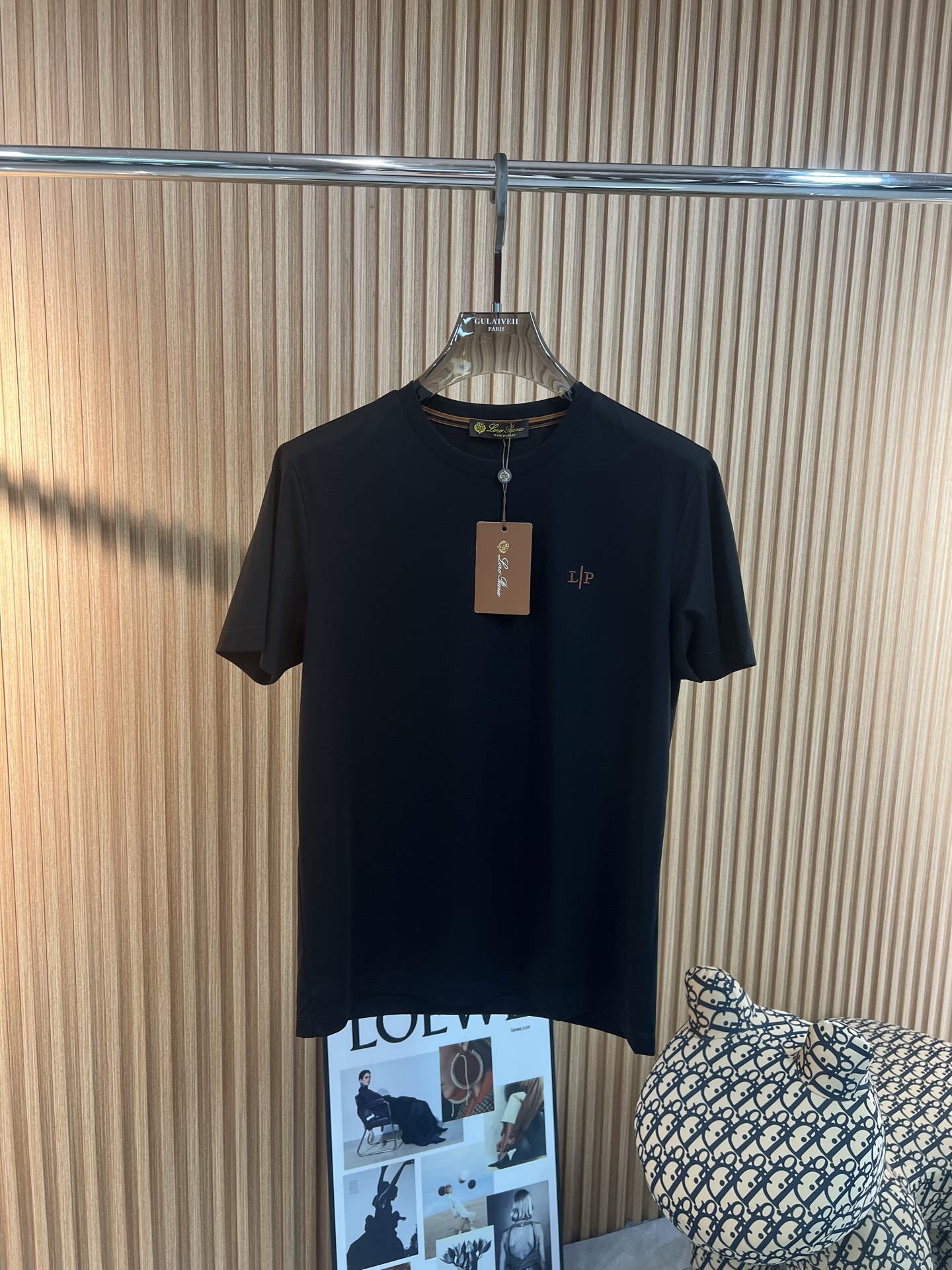 NO:160394,LP Home 2025 Spring and Summer New First Counter New Short Sleeve Round Neck T-shirt High-end Customization Design Avant-garde and fashionable!  Brand logo heavy craftsmanship design, high-end customized high-end 120 silk cotton fabric, soft feel, comfortable to wear, exquisite counter-level car line, fine workmanship, invincible and handsome upper body effect!  A must-have item for handsome men!  Color black white Number m-3XL, loro piana, T-shirt,tees, t-shirt,alexander wang19860909LP家 2025春夏新款首发专柜最新款短袖圆领T恤 高端订制 设计前卫时尚！品牌logo重工艺设计 高端定制高端120支丝爽棉面料.手感柔软.穿着舒适.专柜级别精致车线.做工精细.上身效果无敌帅气！型男必备单品！ 颜色黑色 白色 码数m-3XL,,loro piana,T-shirt,tees，t-shirt,alexander wang,Men's clothing