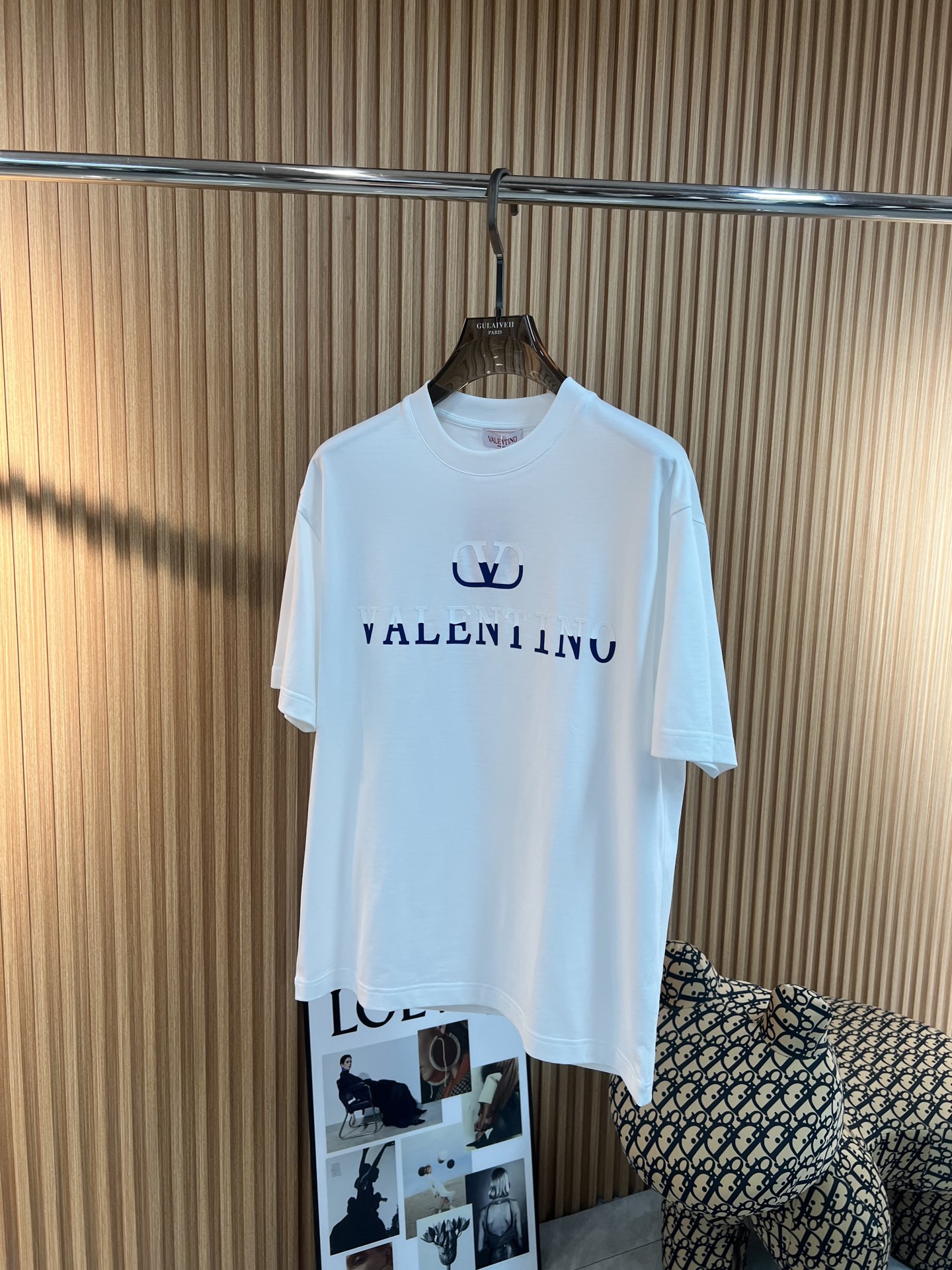    🆕华伦天奴  2025春夏新款首发专柜最新款短袖圆领T恤 高端订制 设计前卫时尚！品牌logo重工