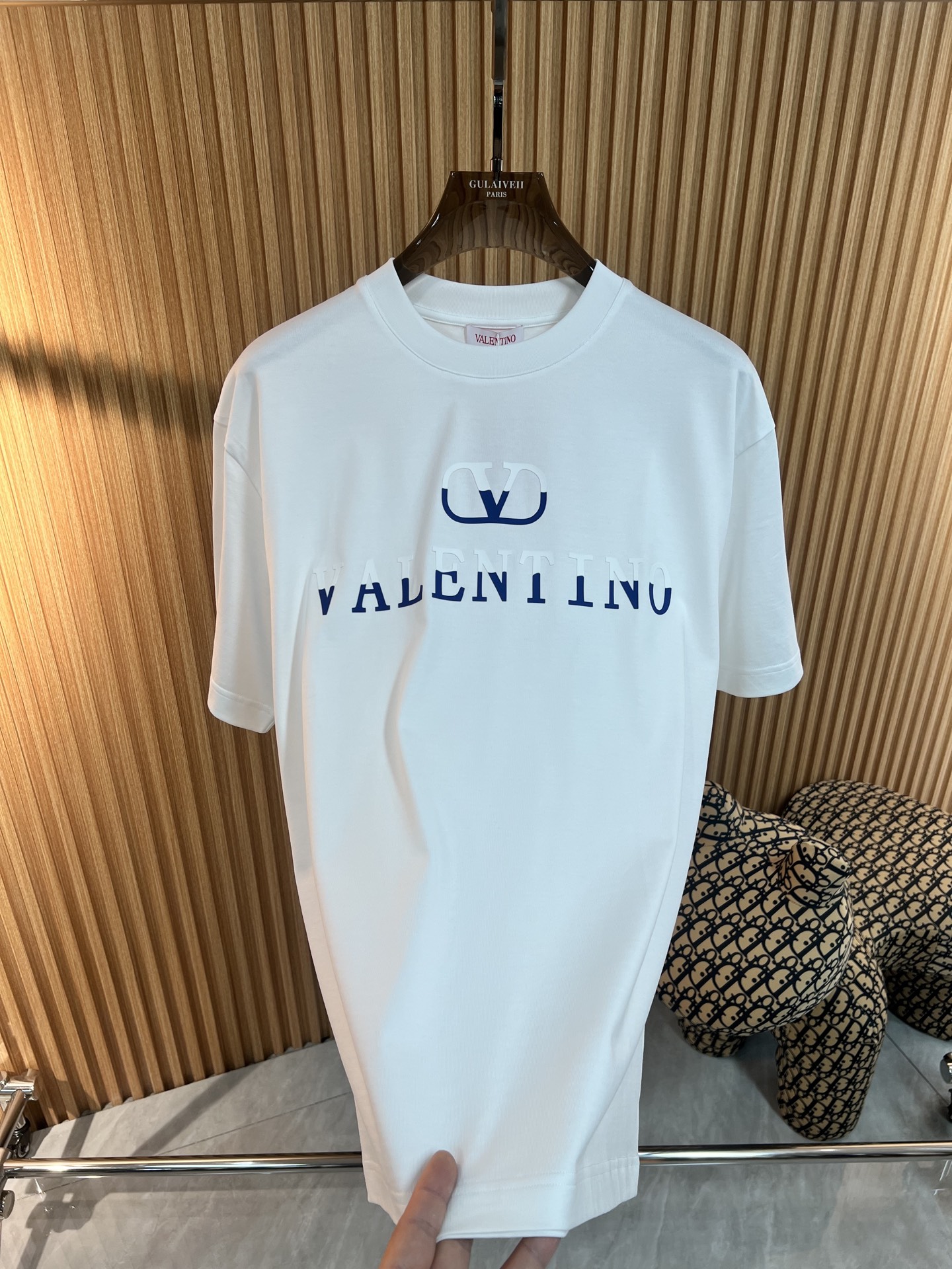    🆕华伦天奴  2025春夏新款首发专柜最新款短袖圆领T恤 高端订制 设计前卫时尚！品牌logo重工
