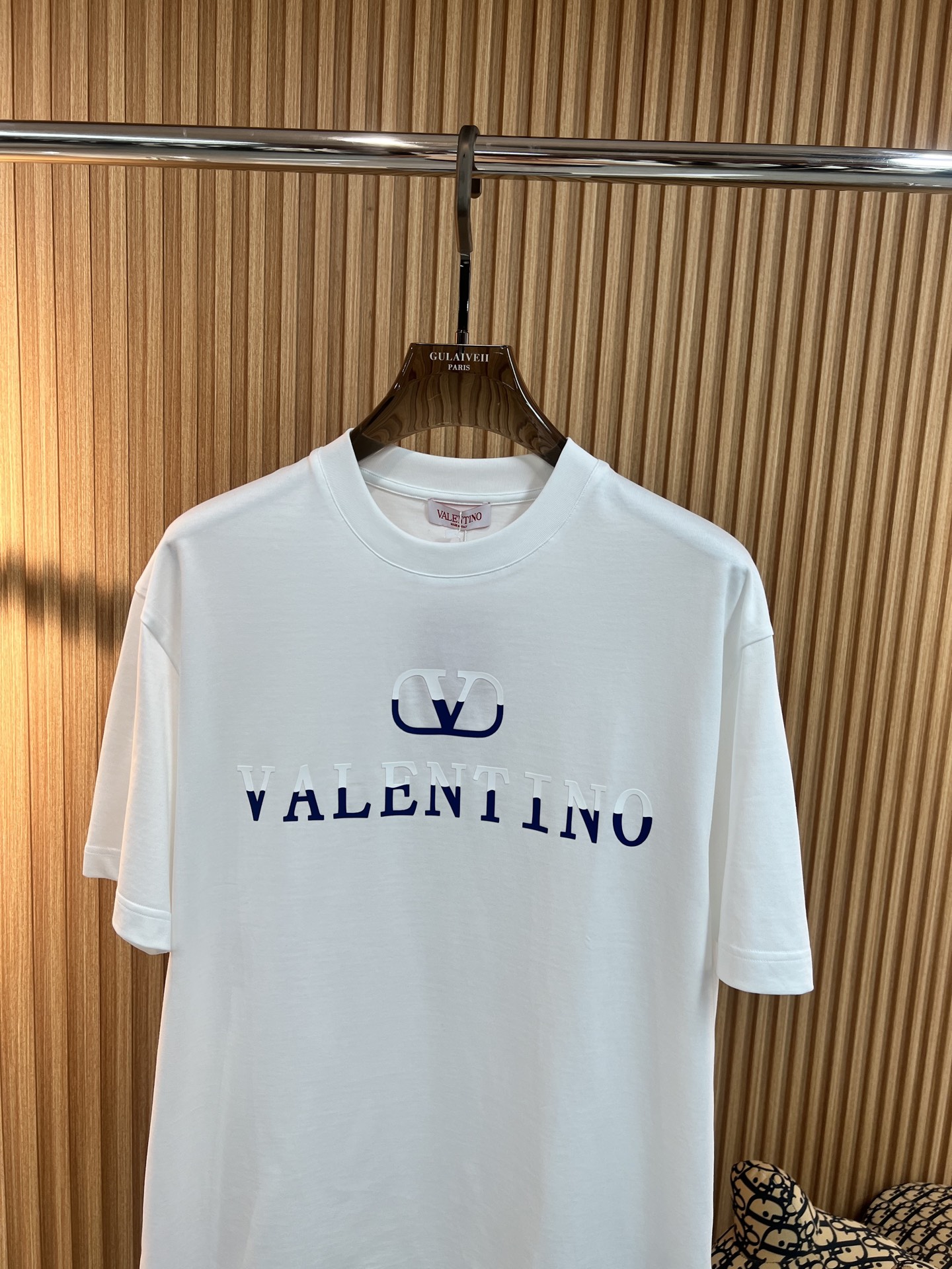    🆕华伦天奴  2025春夏新款首发专柜最新款短袖圆领T恤 高端订制 设计前卫时尚！品牌logo重工