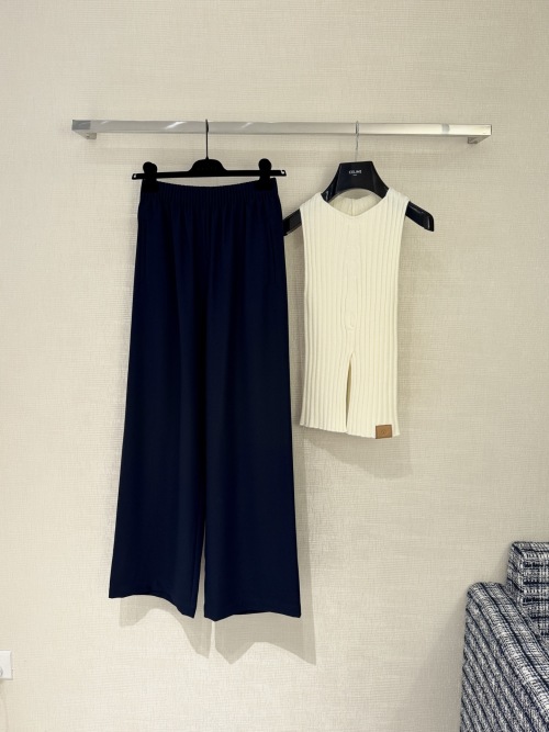 Elegant Valentino Wide Leg Palazzo Pants | Flowy & Comfortable 1 Elegant Valentino Wide Leg Palazzo Pants | Flowy & Comfortable