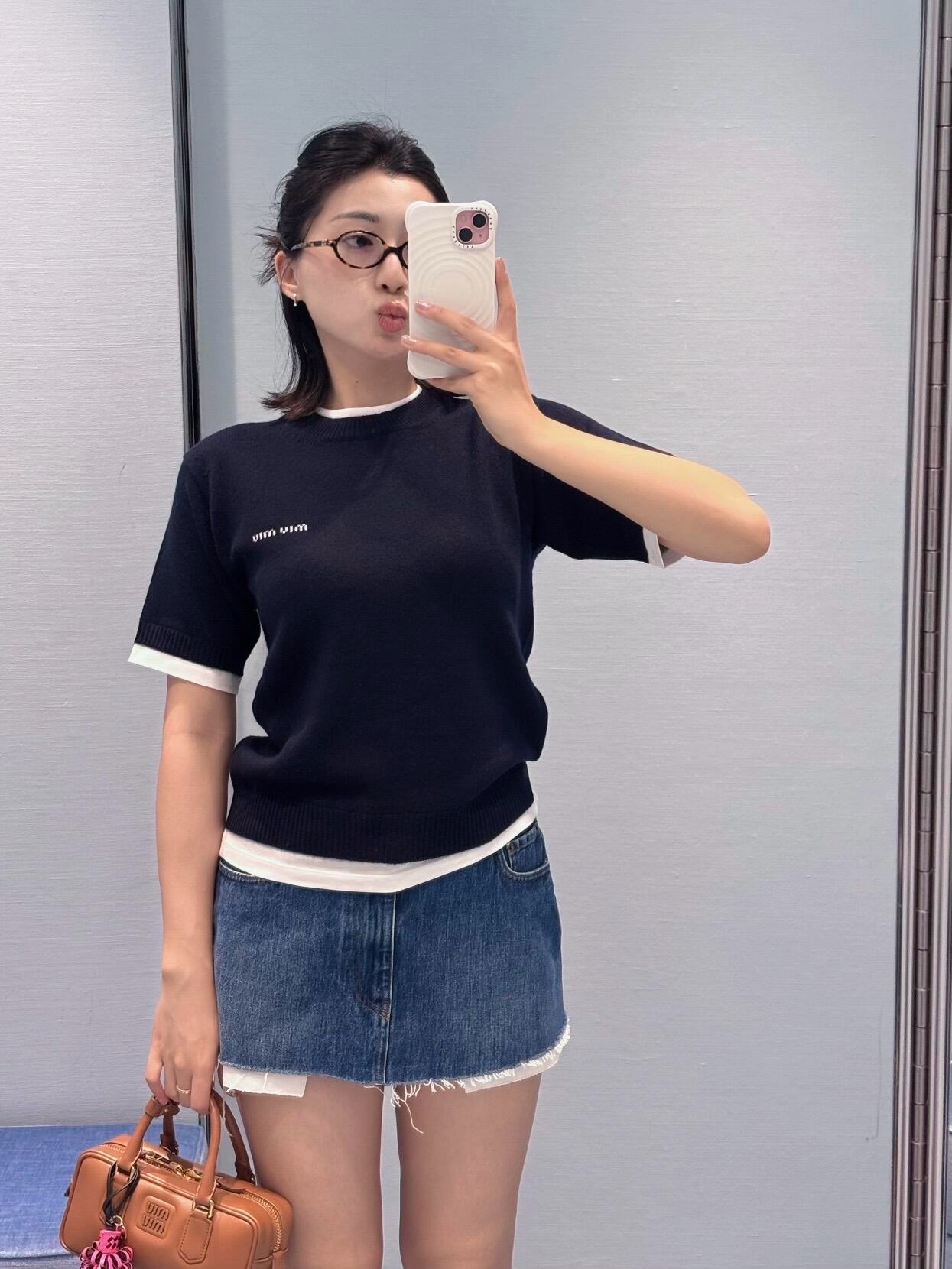 NO:457751,Miumi* 25Fw early autumn new model, visual fake two-piece design contrasting color stacked round neck knit top丨Exclusive yb development!  High-end production!  A slightly loose fit!  Age-reducing college-style miu girl outfits!  The elegant girlish style has a sweet and sweet style. The original customized version makes the upper body look huge!  Imported cashmere wool yarn is soft and delicate!  Depend on the workmanship quality and details to determine my version. S M L, miumiu, alexander wang19860909Miumi* 25Fw早秋新款 视觉假两件设计撞色叠搭圆领针织上衣丨独家yb开发！高版出品！微宽松版型！减龄学院风miu系少女穿搭！气质少女风小短款设计减龄甜美气息.原版定制版型上身巨显瘦！进口羊绒绵羊毛纱线软糯细腻！做工品质看细节认准我家版本 码数S M L,,miumiu,alexander wang,Women's clothing