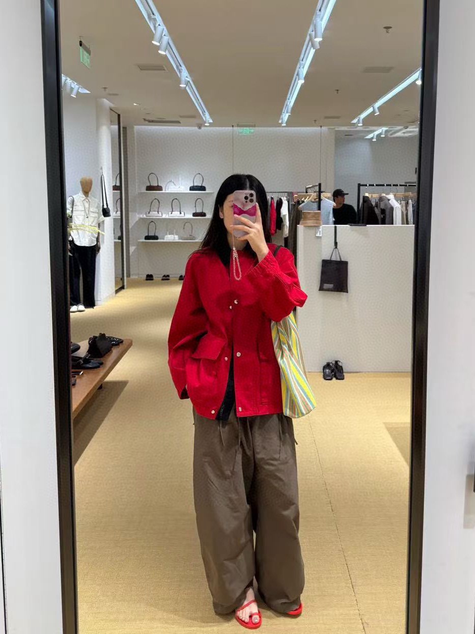 NO:484226,THE Row is stylish, intelligent and fashionable outfit!  Exclusive custom super positive red bead canvas flying employee pocket jacket coat!  Customized water washing process with red and black color combination, imported high-density fabric!  The three-dimensional tooling pocket back is adjustable and elastic waist-tight, and the style is high-end and fashionable!  All-match, not picky, and look slim. Fully hand-made bundled strips are perfect. The workmanship quality depends on the details and codes to determine my version S M L,, jackets & coats, jackets & coats, alexander wang19860909THE Row风高智感时髦穿搭！独家定制超正的红色珠帆布飞行员工装口袋夹克外套！红黑配色重工艺定制洗水工艺,进口高密度面料！立体工装口袋后背可调节松紧收腰版型高级时髦！百搭不挑人上身巨显瘦.全手工捆条包边完美 做工品质看细节码数认准我家版本S M L,,jackets & coats,jackets & coats,alexander wang,Women's clothing