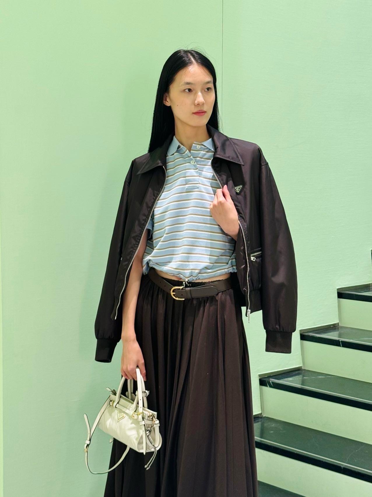 NO:495617,Prad* 25Fw early autumn new style dark brown zipper lapel nylon jacket丨Original development!  High-end production!  The quality is perfect, comfortable and warm, and the design is very outstanding. It easily advances the sense of fashion. The workmanship is extremely exquisite and rigorous, and the wiring is neat and meticulous!  The upper body doesn't look bloated and super handsome!  Check out my version on spot. S M L, prada, jackets & coats, alexander wang19860909Prad* 25Fw早秋新款 深咖色拉链翻领尼龙外套丨原版开发！高版出品！品相非常完美,舒适保暖,非常出彩的设计,轻松将时髦感进阶,做工极为考究严谨,走线工整细致！上身不显臃肿、超级帅气！认准我家版本 现货发售 码数S M L,,prada,jackets & coats,alexander wang,Women's clothing