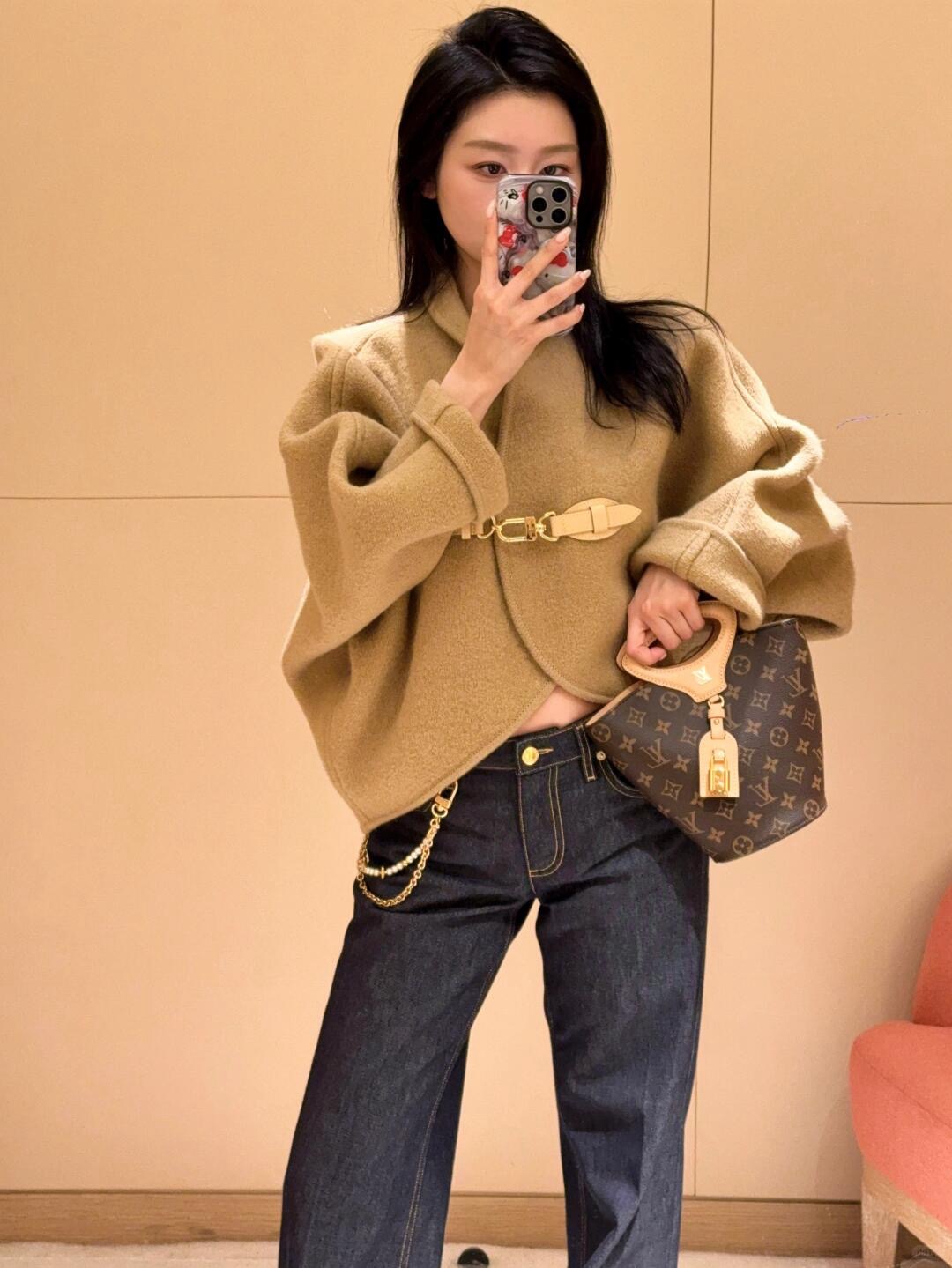 NO:495577,Louis Vuitto* 25FW autumn and winter new product, metal leather buckle wool cape coat coat丨Original development!  High-end production!  The style is just right, and it will not be too loose, and it is very tolerant of the figure!  Not picky about fat and thin, it is too design-oriented, fashionable cloak style cut, small outfit, fashionable and fashionable, tall and beautiful, cool and high-end, a jacket suitable for any occasion, closed eyes and enter the code S M L,,louis vuitton, jackets & coats,alexander wang19860909Louis Vuitto* 25FW秋冬新品 金属皮扣羊毛斗篷大衣外套丨原版开发！高版出品！版型是恰到好处的阔版,又不会过于宽松,同时对身材的包容性很强！不挑胖瘦,太有设计感了,时髦的斗篷版型剪裁 小个子穿搭 时髦洋气 高挑小姐姐穿搭 飒爽高级 一款适用于任何场合穿搭的外套 闭眼入码数S M L,,louis vuitton,jackets & coats,alexander wang,Women's clothing