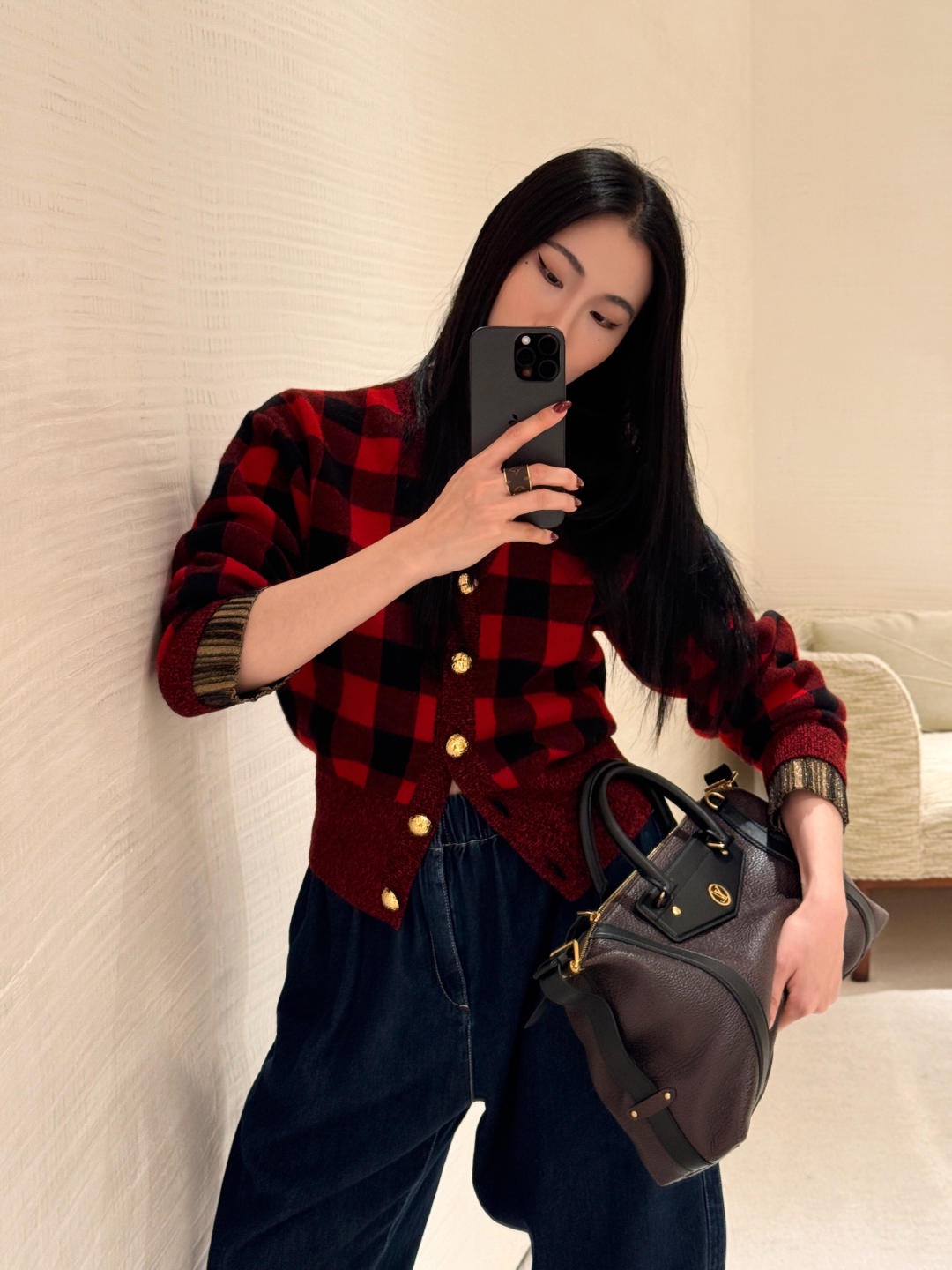 NO:548994,Louis Vuitto*25 autumn and winter cashmere plaid cardigan cashmere wool blend, original development High-end product Top material, custom hardware, a particularly comfortable knitted cardigan color matching is also a very fashionable cardigan in autumn and winter. Size S M L,,louis vuitton, alexander wang19860909Louis Vuitto*25秋冬羊绒格子开衫 羊绒羊毛混纺,原版开发 高版出品 顶级材质,五金定制,一件特别舒服的针织开衫颜色搭配也是相当的洋气秋冬冬天的必备开衫 码数S M L,,louis vuitton,alexander wang,Women's clothing