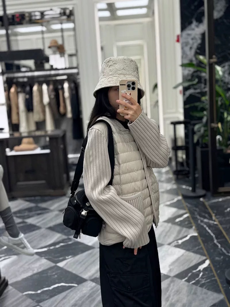 NO:549760,/Monc*ler's new 25 autumn and winter new down knitted splicing jacket, with side openings, sleeves and back knitted design, down filling, practical wearability, and added popular elements of knitted splicing ~ The solid color series is full of high-end sense!  Comfortable, stylish and versatile!  Size S M L,,jackets & coats,down jacket,alexander wang19860909/Monc*ler新款25秋冬新款羽绒针织拼接夹克,两侧口 袖子 后背针织设计,羽绒填充 实穿性同时增加了针织拼接流行元素～纯色系列高级感十足！舒适时髦百搭款！码数S M L,,jackets & coats,down jacket,alexander wang,Women's clothing