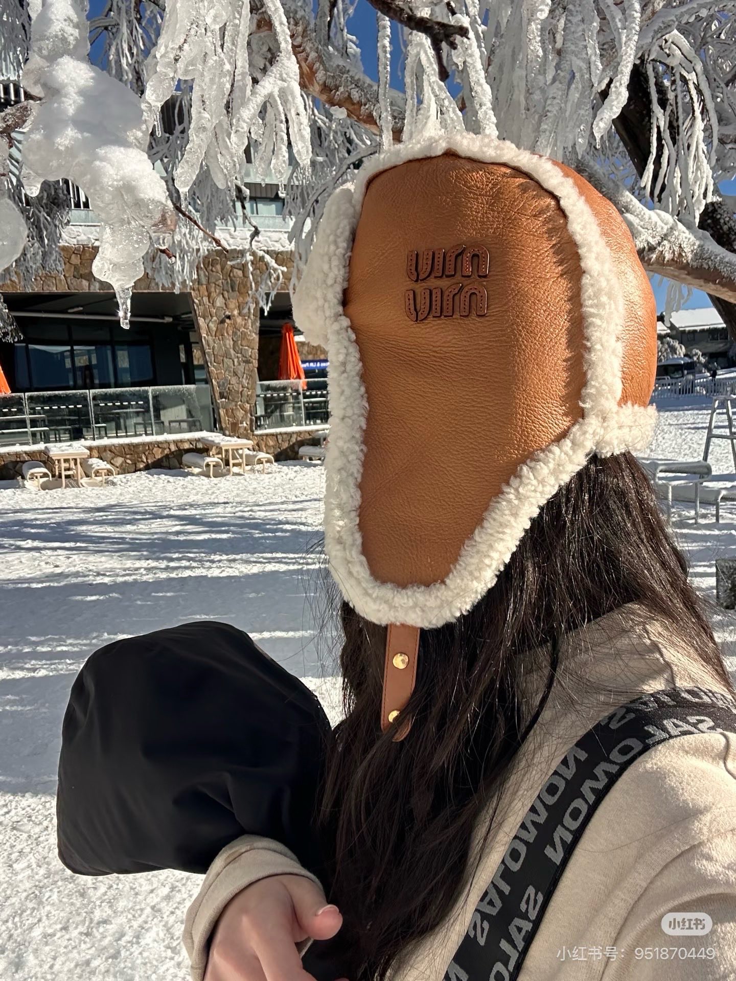 NO:591751,MiuMi*25 new fur integrated hat, this hat is made of real fur, looks good, and is a very beautiful Miu style this year. It is very easy to match in the warm winter. It is very eye-catching, sheepskin integrated. Calfskin strap, one size fits all, miumiu, cowhide, sheepskin, hats, alexander wang19860909MiuMi*25新款皮毛一体帽子,这款帽子是真皮毛一体,颜值又高,而且是今年很漂亮的美的系超级好搭配的暖暖的冬天,很出片,羊皮毛一体.小牛皮带子,均码,,miumiu,cowhide,sheepskin,hats,alexander wang,Women's clothing
