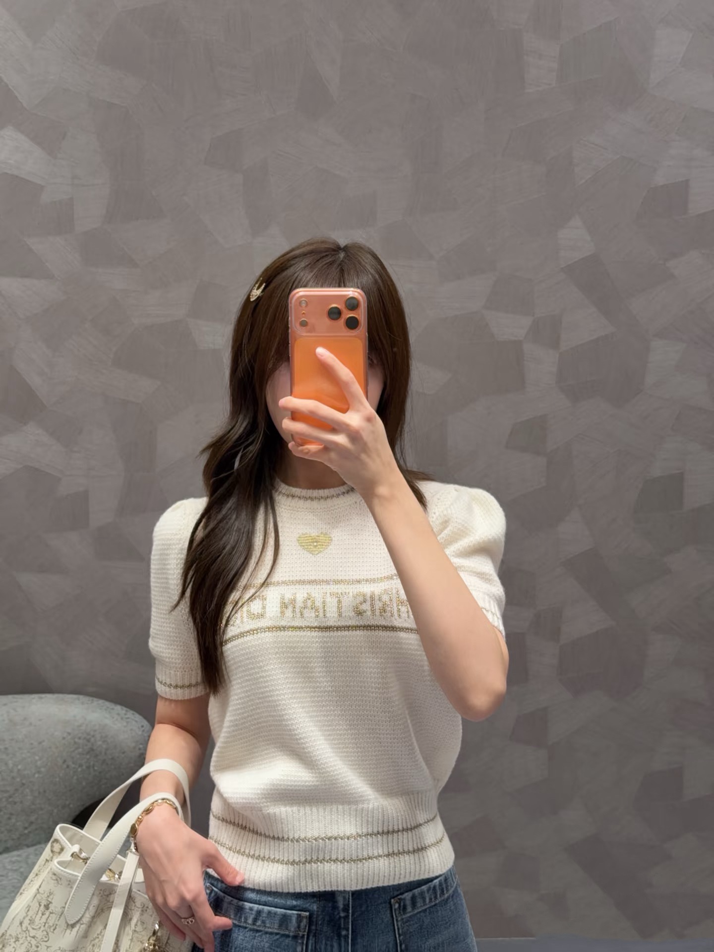 NO:657836,*25 Christmas limited edition platinum series, cashmere knitted short-sleeved neckline with love embroidery + fine glittering gold thread on the cuffs, three-dimensional love embroidery on the chest + jacquard brand letters, low-key and noble platinum color matching, with a Christmas gilded atmosphere!  Exclusively customized imported yb wool and cashmere blend material, slightly slim fit short style + puff short sleeves, hidden flesh can also highlight the waist-to-hip ratio, exquisite style that can be worn on holiday dates or daily commuting, the details are all high-end ~ 1:1 awesome version, the latest item in early autumn, look for the exclusive high version. Ready-made SML, T-shirt, alexander wang19860909*25圣诞限定白金系列爱心刺绣羊绒针织短袖领口+袖口的细闪金线勾边,胸口立体爱心刺绣+品牌字母提花,低调又显贵的白金配色,自带圣诞鎏金氛围！ 独家定制进口yb羊毛羊绒混纺材质,微修身短款+泡泡短袖,藏肉还能衬出腰臀比例,节假日约会或日常通勤都能穿的精致款,细节里全是高级感～1:1超赞版型,早秋最新单品,认准独家高版本 现货 SML,,T-shirt,alexander wang,Women's clothing