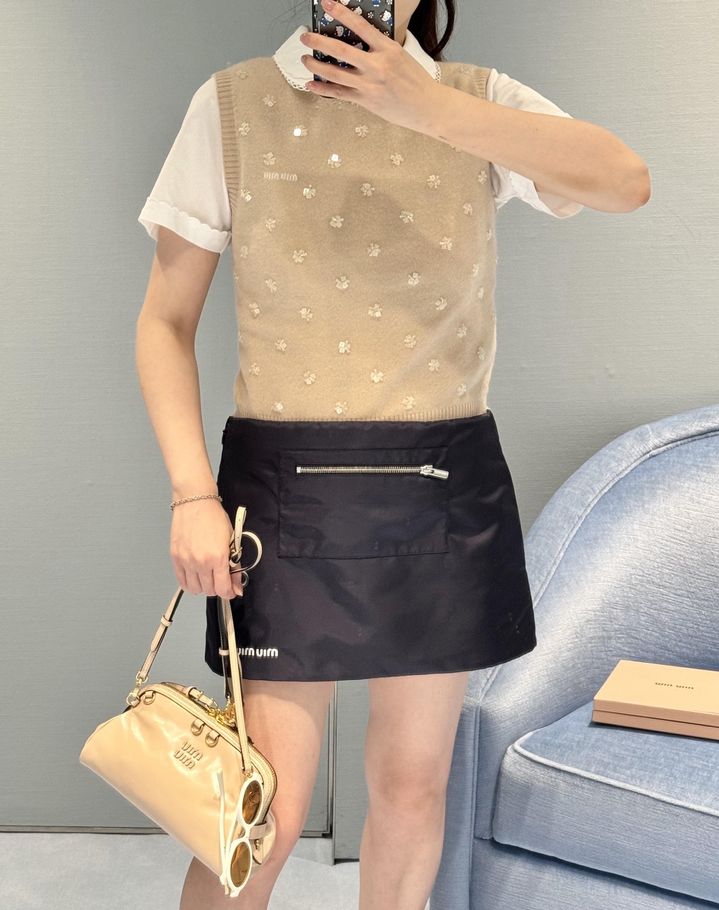 NO:666241,Miumi* 25Fw new autumn and winter sequin embroidered cashmere knitted vest exclusively developed!  High quality production!  The tassel glitter on the neckline + three-dimensional four-leaf flower embroidery all over the body, the iconic 'girly elegance', reflects the light under the light but is not exaggerated; the soft and waxy cashmere fabric is close to the skin without being tied, and the slim fit can highlight the waistline, and it will not be bloated when layered with shirts/basements; this is not an ordinary knitted vest, it is the king of autumn and winter style that can be 'layered casually' with its own highlight. Size S M  L,,miumiu,shirts, 19860909Miumi* 25Fw秋冬新款 亮片刺绣羊绒针织背心 独家开发！高版出品！领口的流苏闪片+满身立体四叶花刺绣,标志性的“少女贵气”,灯光下细碎反光但不浮夸；软糯的羊绒面料,贴肤不扎,修身版型既能衬出腰线,叠穿衬衫/打底也不会臃肿；这不是普通的针织背心,是能让“随便叠穿”都自带高光的秋冬王炸款 码数S M L,,miumiu,shirts, ,Women's clothing