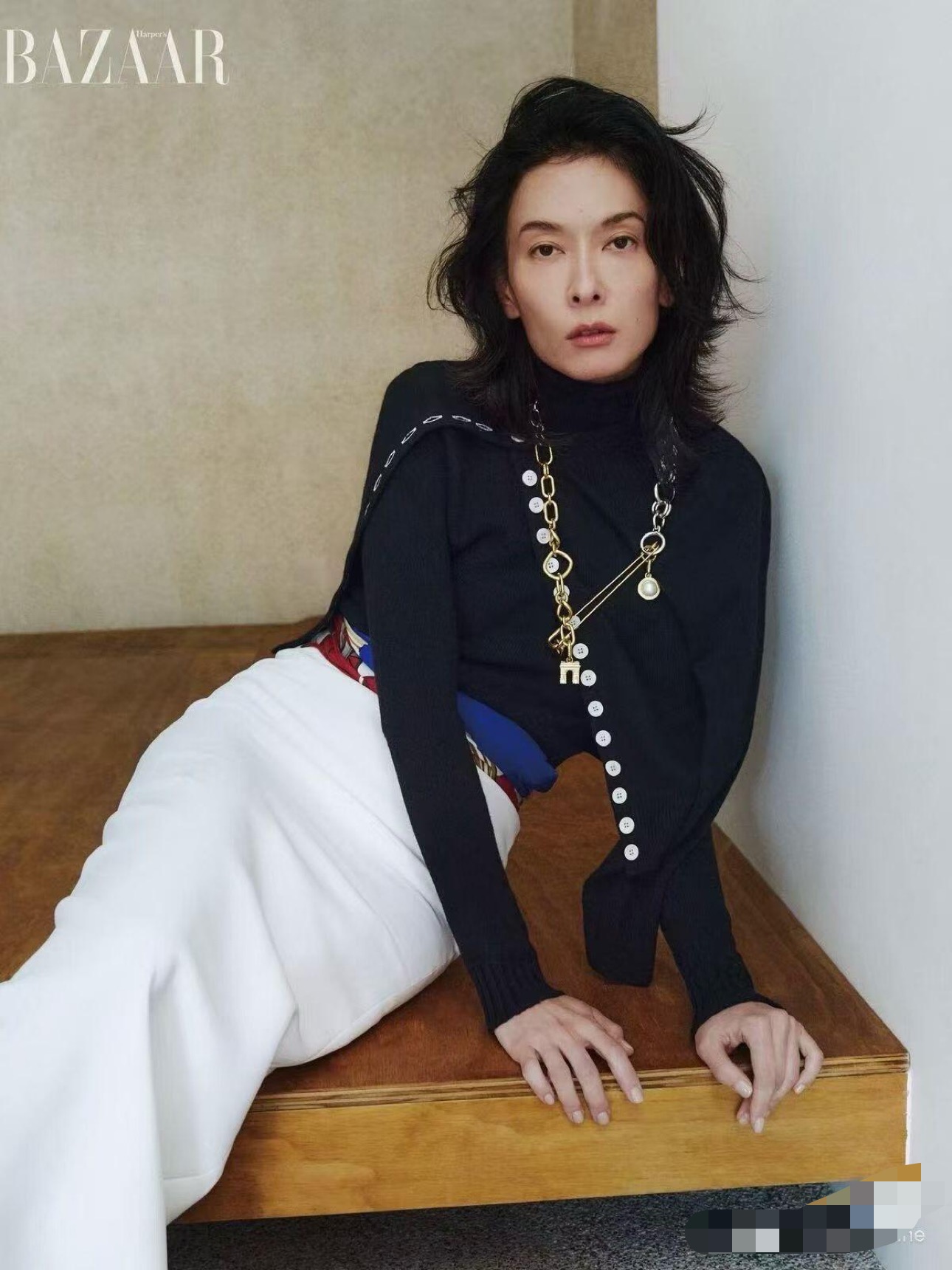 NO:736716,Celin* 26 new two-piece round neck knitted cardigan set made of merino wool, soft and skin-friendly, super comfortable to wear in autumn and winter! Single-breasted + high waistline design, slim and elegant, camel and black are versatile and easy to match with various styles. Vertical thread texture, full of layers, fine craftsmanship, time-consuming, high-end texture, great to wear alone or layered, easy to control for daily commuting!  Two wears in one, size S M L,,celine,19860909Celin* 26新款 圆领针织开衫两件套 采用美利奴羊毛,柔软亲肤,秋冬穿超舒服!单排扣+高腰线设计,显瘦又优雅,驼色和黑色百搭不挑人,轻松搭配各种风格.竖向螺纹肌理,层次感满满,工艺精细,耗时久,质感高级,单穿或内搭都很出彩,通勤日常都能轻松驾驭！一衣两穿 码数S M L,,celine,,Women's clothing