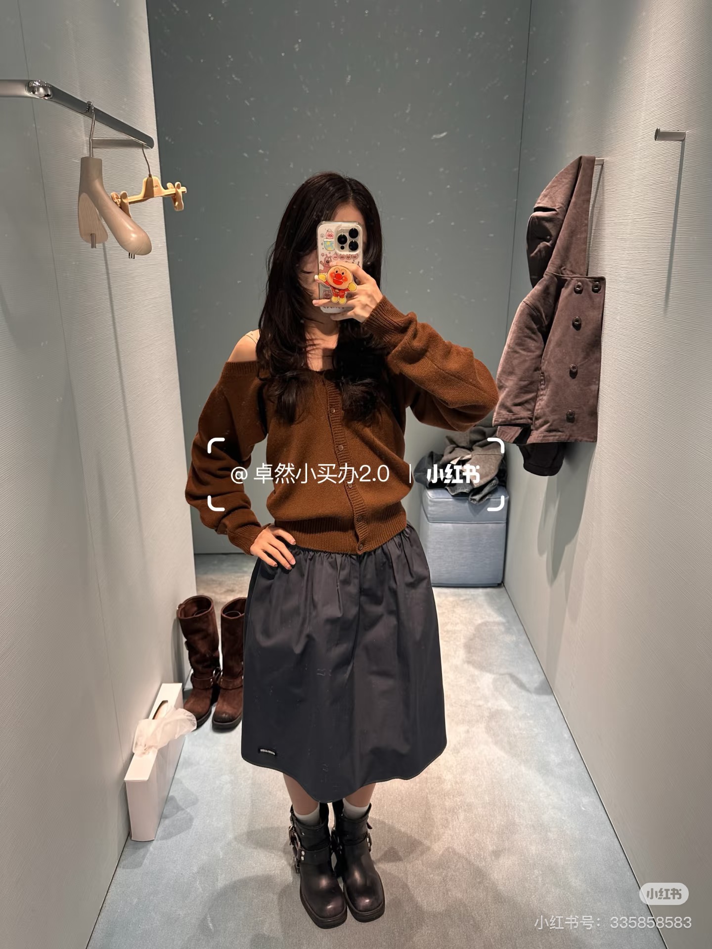NO:794595,Miumi* brown sweater, soft knitted fabric, loose fit + one-shoulder design, casual and fashionable! The brand logo on the chest is very recognizable. The cuffs and hem are ribbed, with perfect details. Pair it with a high-waisted skirt or jeans to easily create a retro or casual style. It is suitable for daily life and dating. It is comfortable and stylish, a must-have for fashionable girls! Size S M L,, miumiu, skirts, jeans,19860909Miumi* 棕色针织衫 柔软针织面料,宽松版型+一字肩设计,慵懒随性又时髦!胸前品牌标识超有辨识度.袖口和下摆罗纹收口,细节满分.搭配高腰裙or牛仔裤,轻松打造复古or休闲风,日常,约会都很适合,舒适又有设计感,时髦女孩必备! 码数S M L,,miumiu,skirts,jeans,,Women's clothing