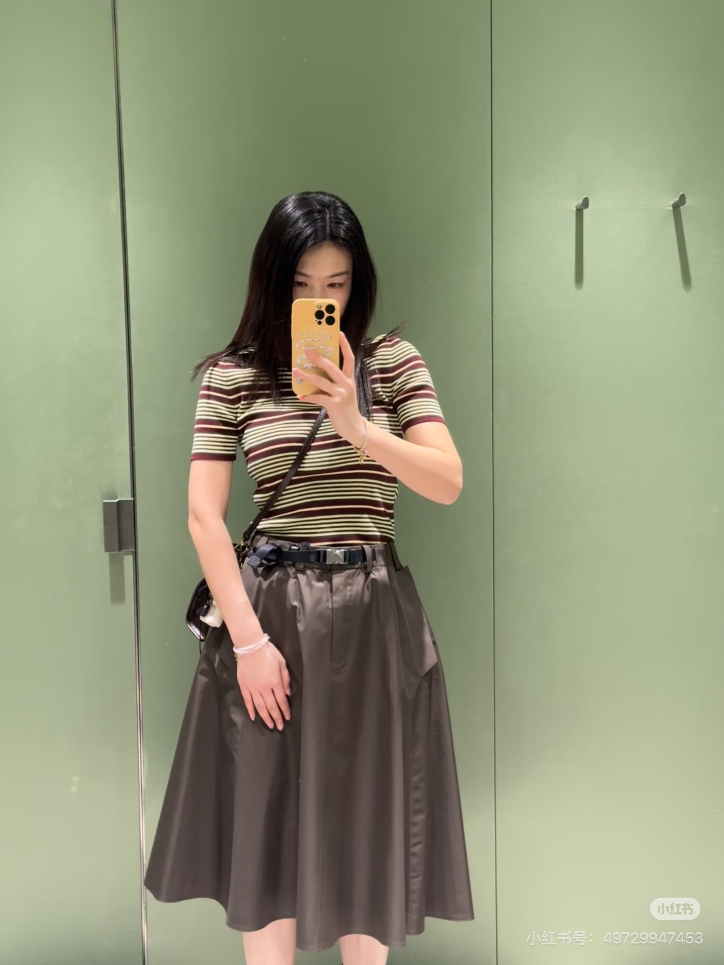 NO:792151,Prad*26's new classic striped knitted short-sleeve is also the brand's iconic retro commuter item. It is interwoven with three-color pinstripes of burgundy + mustard yellow + dark green, which is retro and high-end. It has a strong retro college atmosphere. It adopts a ribbed round neck design with ribbed cuffs and hem of the same color. It is neat and slim, fitting the body shape without losing comfort. The 'PRADA' letter logo is embroidered on the chest, low-key highlighting the brand identity. It is Prad  da’s classic identification symbol, slim and short tailoring with fine pitted knitted material, stretchy and skin-friendly, with both a crisp and drapey feel, suitable for spring and summer seasons, and a style that combines retro commuter style and intellectual feel. It is a representative item of Prada’s “old money style” wear. It can be paired with high-waisted suit pants, pleated skirts or denim skirts, with suits, windbreakers or knitted cardigans, and paired with loafers, tote bags or metal necklaces to enhance the sense of sophisticated commuting.  Size S M L,,prada,loafers,totes,skirts,T-shirt,business suit,necklace,19860909Prad*26新款经典条纹针织短袖,也是品牌标志性的复古通勤单品,它以酒红+芥末黄+墨绿三色细条纹交织,复古又高级,自带浓郁的复古学院氛围,采用罗纹圆领设计,搭配同色系罗纹袖口与下摆,利落修身,贴合身形又不失舒适感,胸口位置绣有“PRADA”字母徽标,低调彰显品牌身份,是Prada的经典识别符号,修身短款剪裁搭配细腻坑条针织材质,弹力亲肤,兼具挺括感与垂坠感,适配春夏季节,风格上融合复古通勤风与知识分子感,是Prada“老钱风”穿搭的代表单品,可搭配高腰西装裤、百褶裙或牛仔半裙,外搭西装、风衣或针织开衫,再配上乐福鞋、托特包或金属项链,强化精致通勤感 码数S M L,,prada,loafers,totes,skirts,T-shirt,business suit,necklace,,Women's clothing