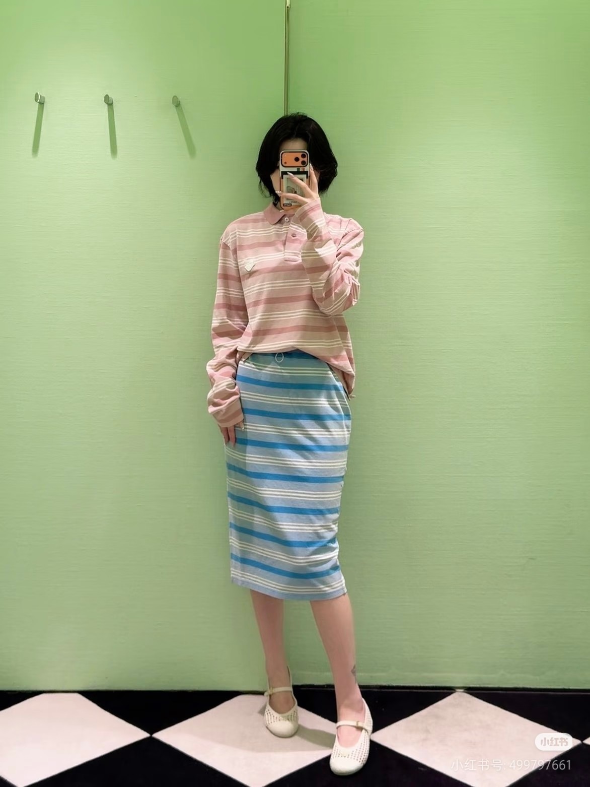 NO:801134,PRAD*Prada blue and white striped knitted straight skirt. The refreshing blue and white stripes bring a sense of summer relaxation. The classic straight version modifies the leg shape and is easy to control regardless of body shape. The high-elastic knitted fabric is skin-friendly and breathable, suitable for daily commuting or going out on vacation. The iconic metal triangle logo on the back waist low-key highlights the brand texture. The slit design adds flexibility and displays an elegant atmosphere when walking. Perfectly blending French laziness and minimalist high-end, the upper body instantly transforms into an atmospheric beauty.  Size S M L,,prada,prada,skirts,19860909PRAD*普拉达蓝白条纹针织直筒半裙 清爽治愈的蓝白条纹自带夏日松弛感 经典直筒版型修饰腿型,不挑身材轻松驾驭 高弹针织面料亲肤透气,日常通勤or度假出街都适配 后腰标志性金属三角标,低调彰显品牌质感 开叉设计增添灵动性,行走间尽显优雅氛围感 把法式慵懒与极简高级感完美融合,上身秒变氛围感美女 码数S M L,,prada,prada,skirts,,Women's clothing