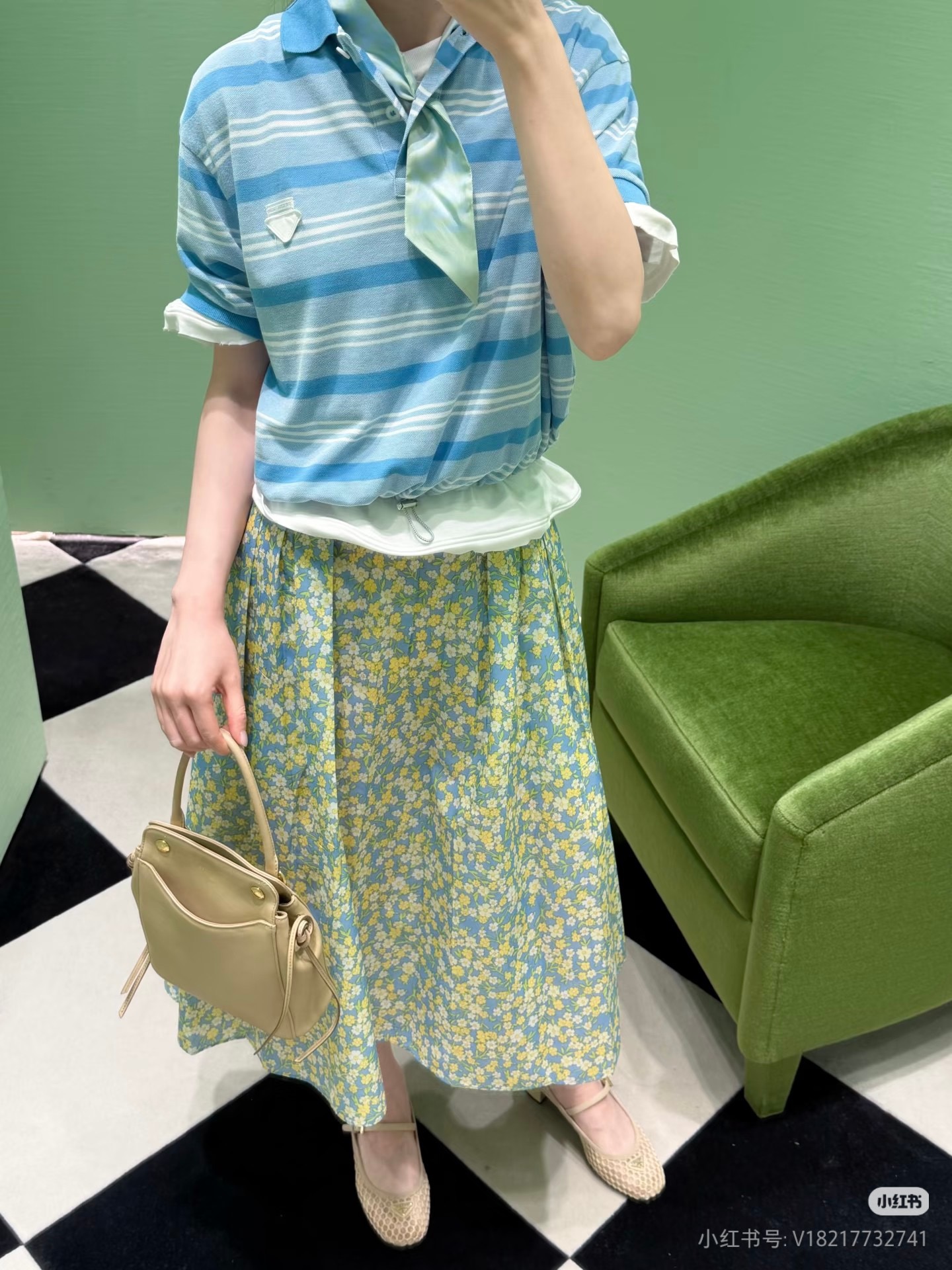 NO:801138,PRAD*Prada blue and white striped drawstring waist Polo shirt. The refreshing blue and white stripes bring the summer sea breeze to your body. The classic Polo collar has a college feel, neat and age-reducing. The drawstring design on the hem can be adjusted freely to easily create a short high waistline. The iconic inverted triangle metal logo on the chest low-key highlights the brand texture. High-elastic knitted fabric is skin-friendly and breathable, suitable for daily commuting and going out. Loose short sleeves are not flattering on the figure, and are a perfect balance between laziness and sophistication.  The upper body instantly transforms into a energetic girl, and you can easily control French relaxation. Size S M L, prada, prada, T-shirt,19860909PRAD*普拉达蓝白条纹抽绳收腰Polo衫 清爽治愈的蓝白条纹,把夏日海风穿在身上 经典Polo领自带学院感,利落又减龄 下摆抽绳设计可自由调节,轻松打造短款高腰线 胸口标志性倒三角金属标,低调彰显品牌质感 高弹针织面料亲肤透气,日常通勤、出街都适配 宽松短袖不挑身材,慵懒与精致感完美平衡 上身秒变元气少女,轻松拿捏法式松弛感 码数S M L,,prada,prada,T-shirt,,Women's clothing