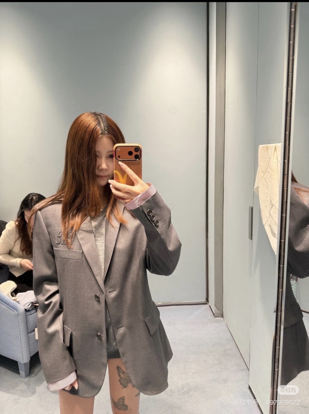 NO:802150,(Suit) miumi*26 new model, gray commuter suit, welding relaxation and sophistication to the body. The neat silhouette does not pick up on the body shape, the three-dimensional logo on the chest hides ingenuity, and the cuffs are full of pink and white striped details. It is capable and gentle for daily commuting. It can easily match the workplace atmosphere. It is a versatile style that will never go out of style in the wardrobe. Size S M L,, miumiu, business suit,19860909（西装）miumi*26新款,灰色通勤西装,把松弛感和精致感焊在身上 利落廓形不挑身形,胸口立体logo暗藏巧思,袖口粉白条纹细节拉满,日常通勤穿干练又温柔,轻松拿捏职场氛围感,是衣柜里永不过时的百搭款 码数S M L,,miumiu,business suit,,Women's clothing