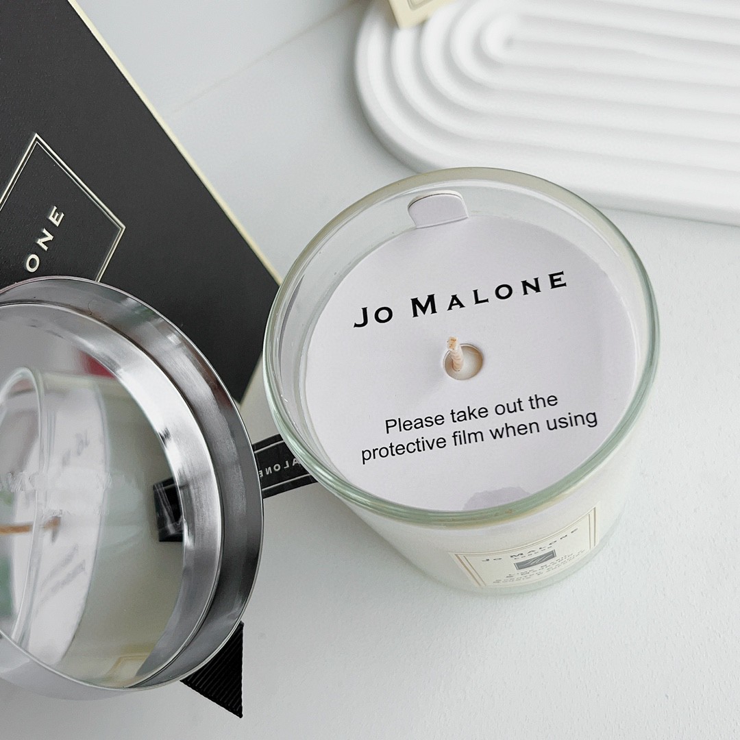 brings a surprising twist to the vibrant citrus notesBase note: amber - Perfume 2