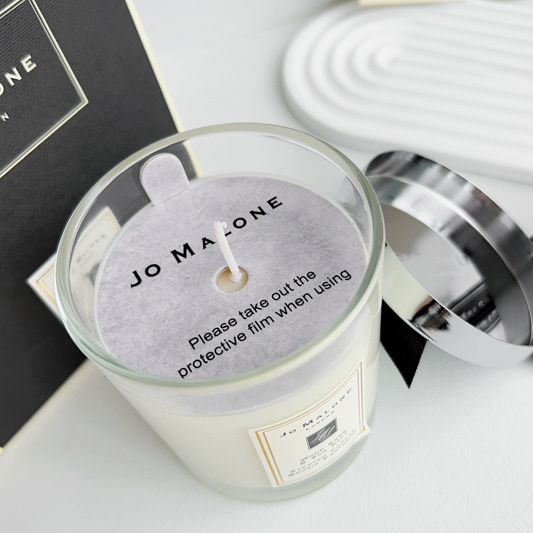 brings a surprising twist to the vibrant citrus notesBase note: amber - Perfume 3
