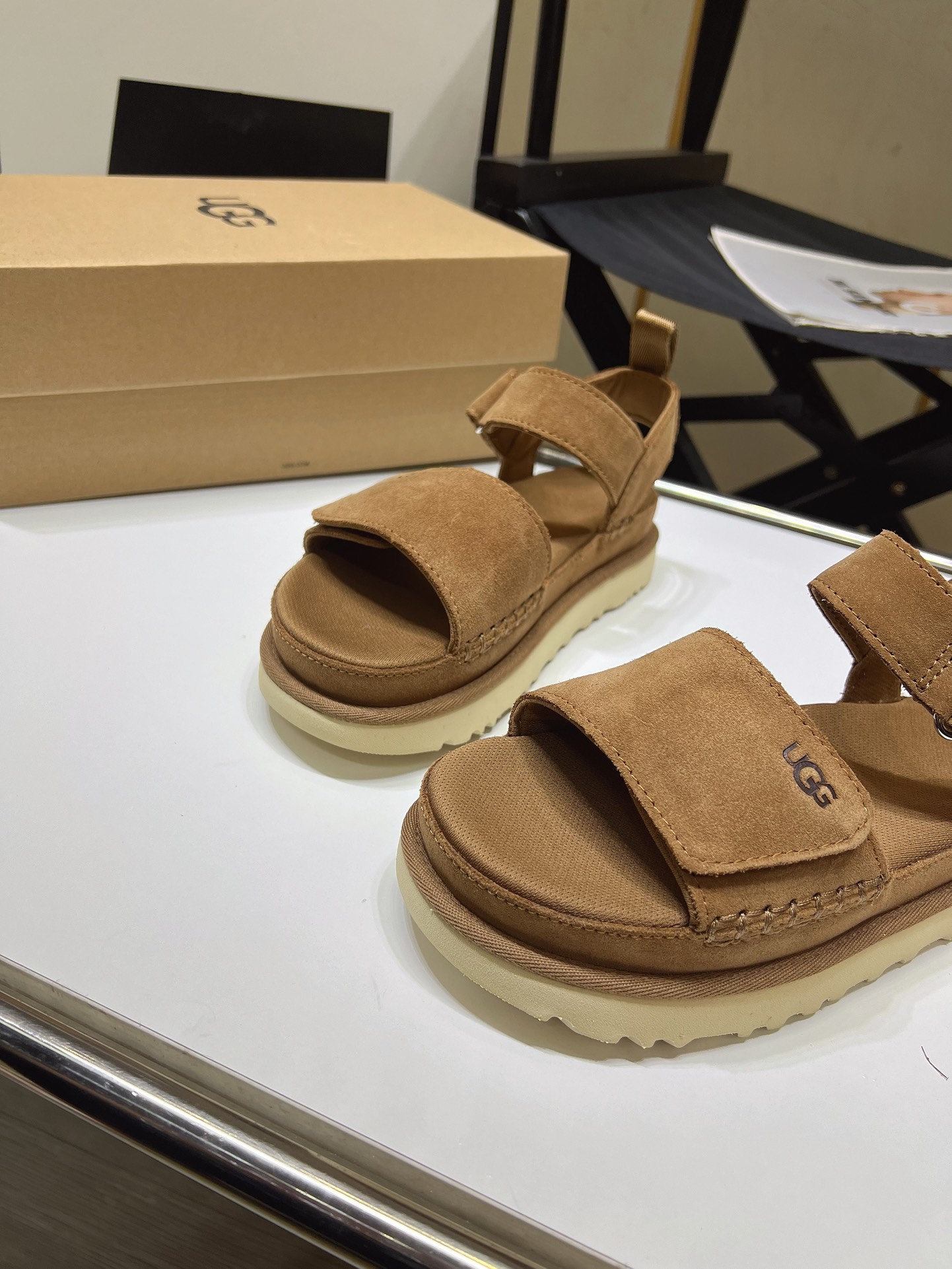 UGG Women's Goldenstar Sandal, Lightweight Fluffy Sandals , Fluffy Straps 8 i1716984684 3092 4