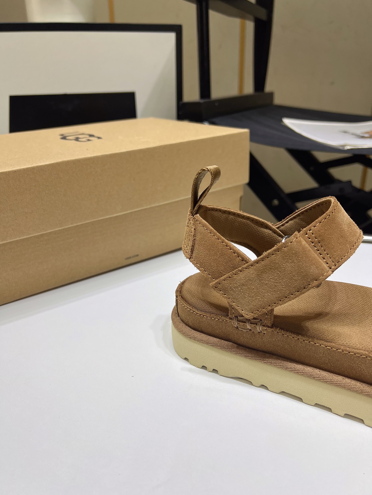 UGG Women's Goldenstar Sandal, Lightweight Fluffy Sandals , Fluffy Straps 7 i1716984684 5114 0