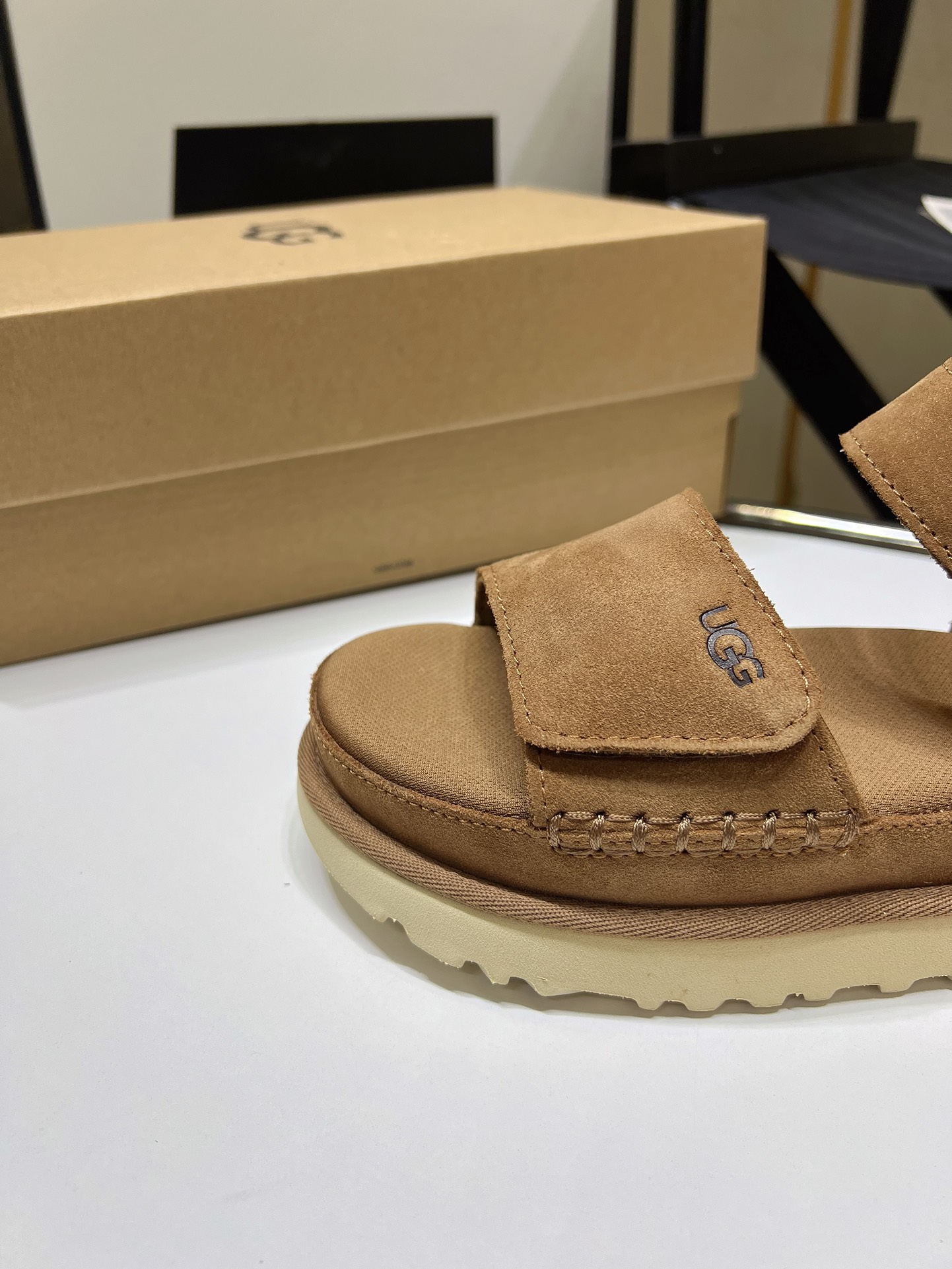 UGG Women's Goldenstar Sandal, Lightweight Fluffy Sandals , Fluffy Straps 6 i1716984684 5640 1