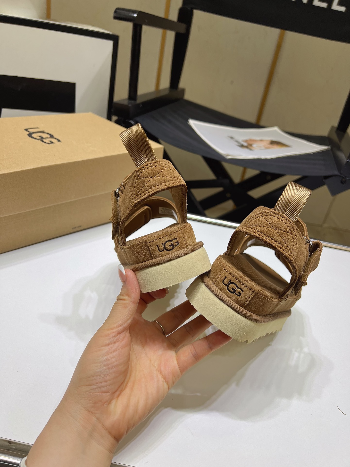 UGG Women's Goldenstar Sandal, Lightweight Fluffy Sandals , Fluffy Straps 9 i1716984684 7058 5