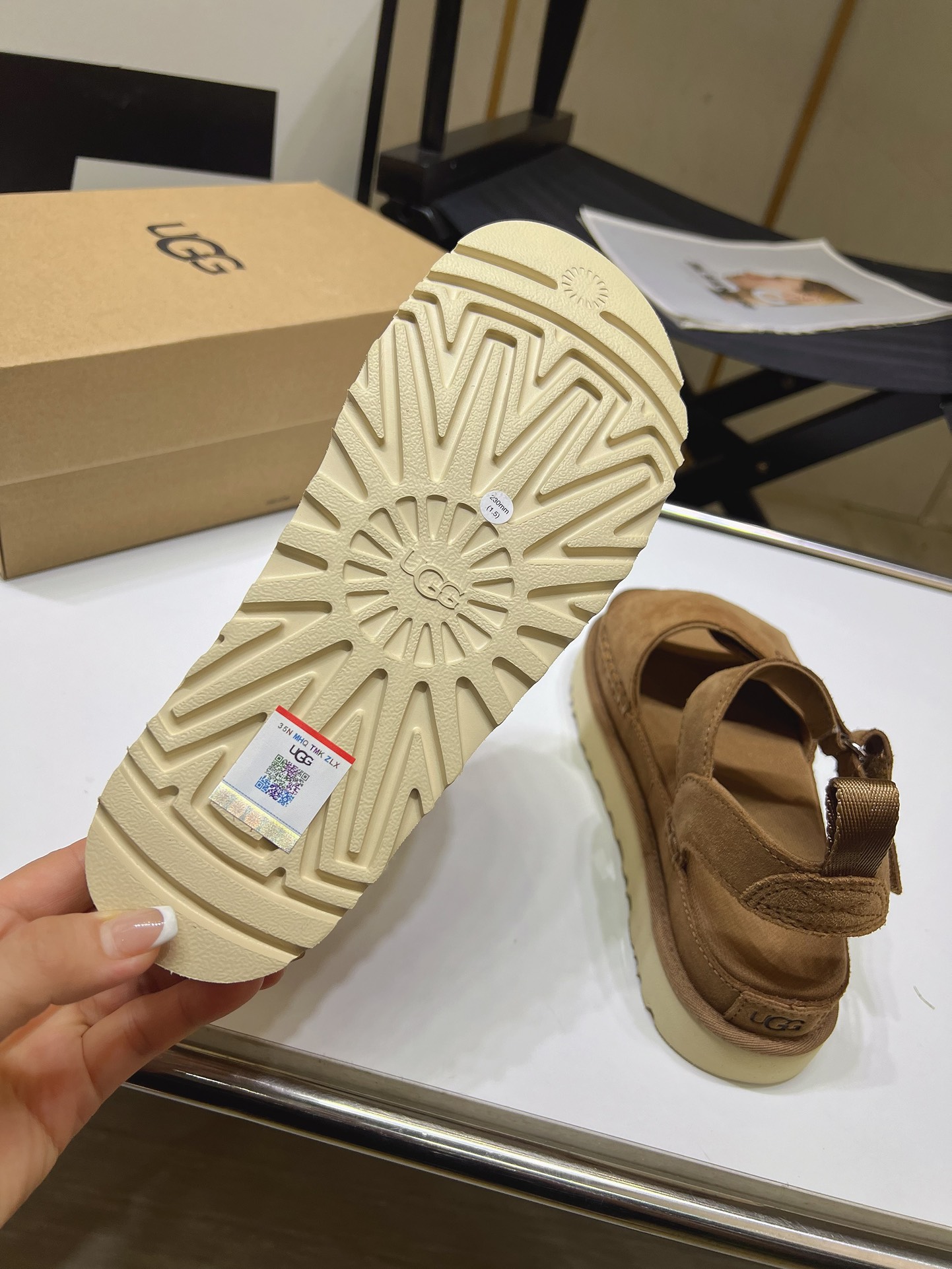 UGG Women's Goldenstar Sandal, Lightweight Fluffy Sandals , Fluffy Straps 10 i1716984684 914 3