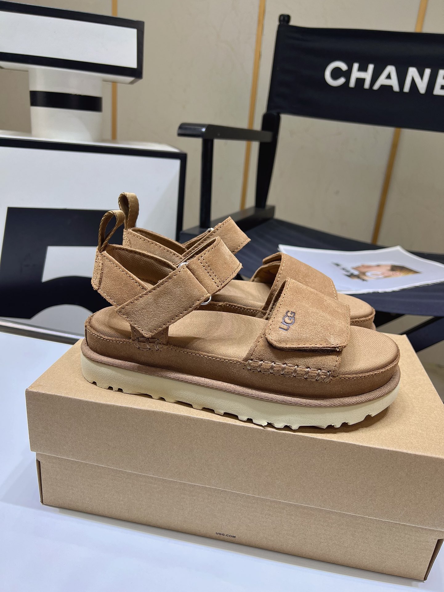 UGG Women's Goldenstar Sandal, Lightweight Fluffy Sandals , Fluffy Straps 2 i1716984685 6353 8