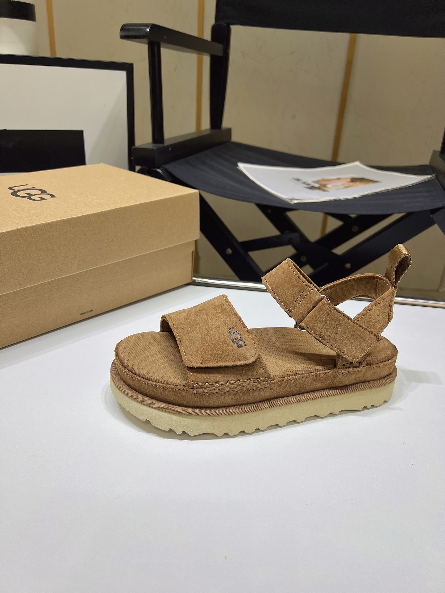 UGG Women's Goldenstar Sandal, Lightweight Fluffy Sandals , Fluffy Straps 4 i1716984685 7654 6