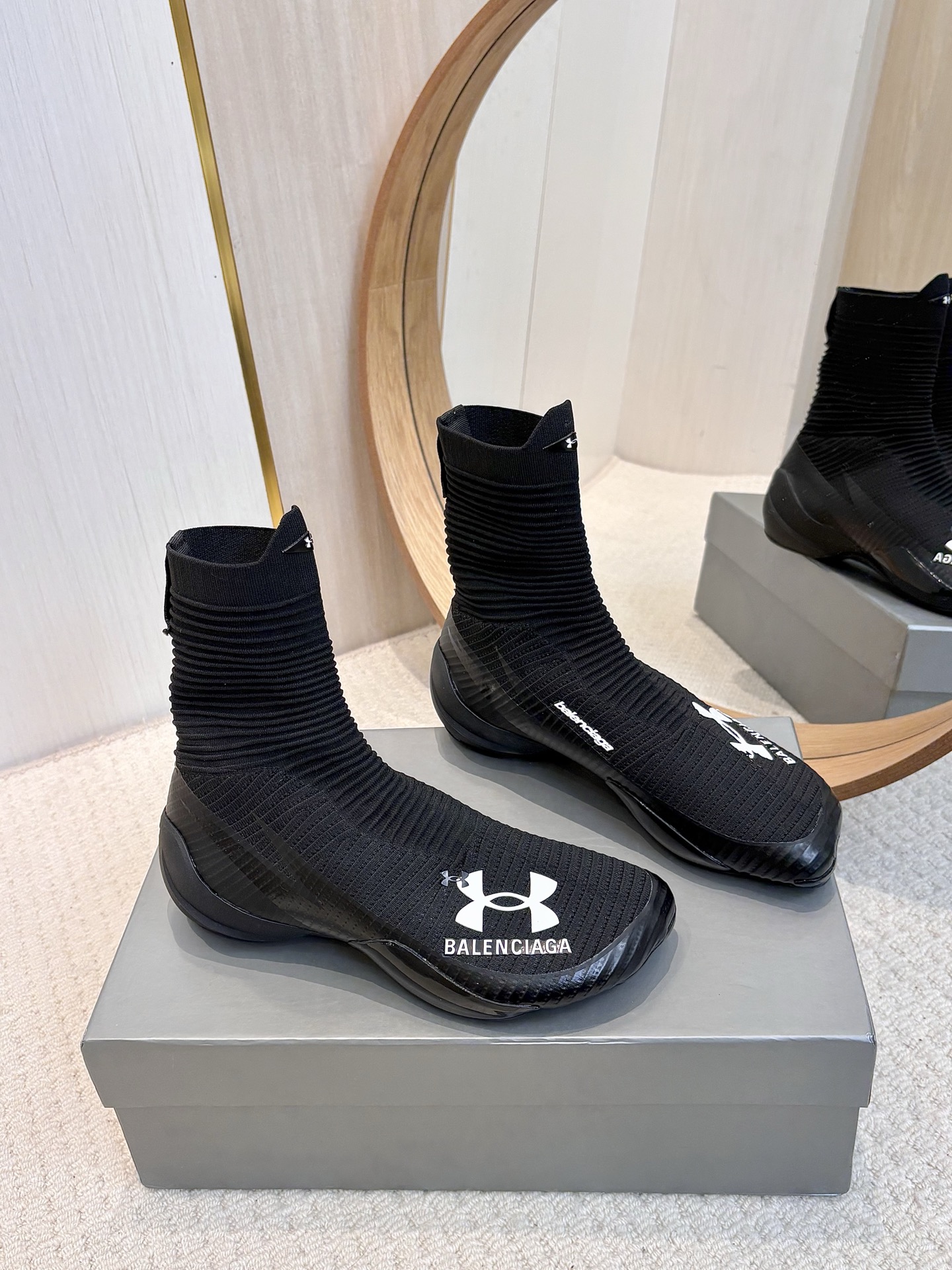 NO:238208,Women and men Balenciaga X Under Armour Couple model Flying sneakers Casual shoes This flying woven sneakers are a strong combination of Balenciaga and Under Armour. Sports brands and fashion products work together to create fashionable items on the street, adding a new design to continue the Track Trainer outdoor contour The upper is made of flying rope elastic fabric, the new upper is lightweight design, and it is extremely comfortable to wear Original outsole Size#women 35-40 #men 39-45 (women 40, men 45 customized, non-return and exchange), boots, balenciaga, balenciaga, boots, sneakers19860909女男 Balenciaga X Under Armour 安德玛联名 情侣款 飞驶运动鞋休闲鞋 这款飞织运动鞋是巴黎世家和安德玛强强联合,运动品牌和时尚产品携手打造时尚出街单品,增加全新设计 在延续 Track Trainer 户外轮廓 鞋面采用飞绳弹力面料制成,全新鞋面轻量化设计,穿着极其舒适 原版大底 Size#女35-40 #男39-45（女40 男45订做不退换）,靴子,balenciaga,balenciaga,boots,sneakers,Women's Shoes