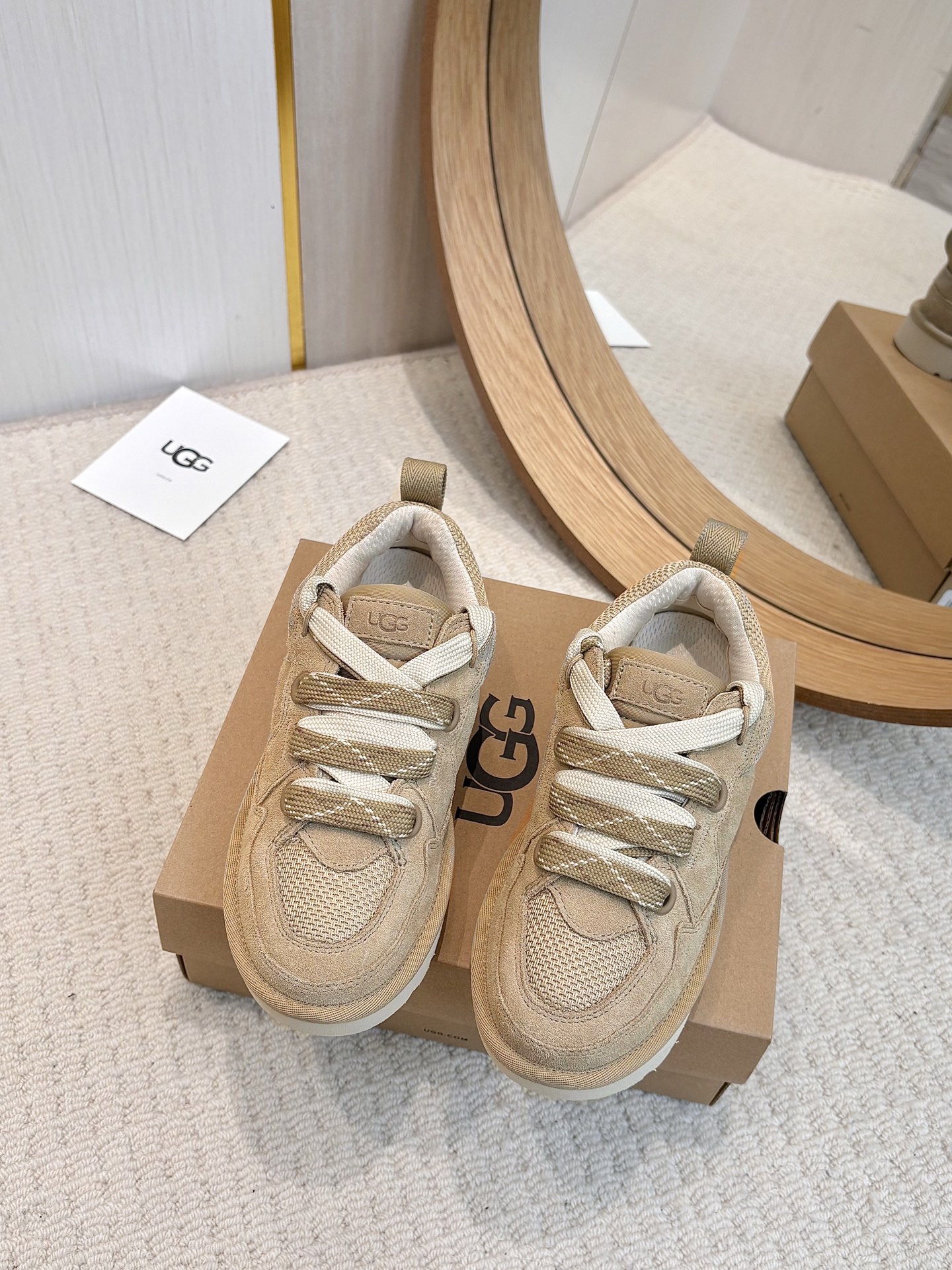 NO:238203,UGG｜25SS Mel casual shoes (street model) brand new casual shoes derived from classic DNA elements, contrasting color pair of shoelaces, casual DIY fur fabric has good texture, one three-color, size 34-41, casual shoes/sports shoes, sneakers19860909UGG｜25SS梅尔休闲鞋（街头款）品牌经典DNA元素衍生的全新休闲鞋撞色双鞋带设计,随意DIY翻毛皮面料质感好,一款三色, 码数34-41码,休闲鞋/运动鞋,sneakers,Women's Shoes