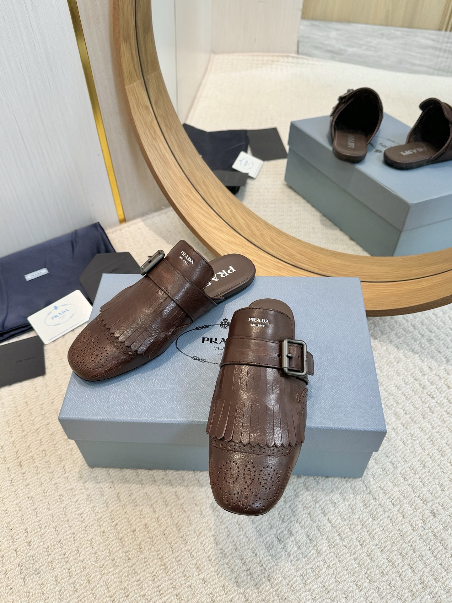 NO:238216,Prada 25Ss Spring and Summer Show new tassel retro loafers single shoes semi-slippers This shoe is intended to present a classic and retro style, combining masculine temperament and soft style, forming a binary contrast, highlighting the iconic style of the Prada series. The tassels are refined with special handicrafts, and details such as buckles and block patterns show the traditional charm. A surprising reinterpretation breaks the routine and is reinterpreted. This shoe is rejuvenated with a more fashionable design. Imported calfskin upper, two-color waxing, inner sheepskin inner sole, rubber sole, size 35-39 (40,41 custom-made, non-return and exchange), loafers semi-trail, prada, prada, loafers, slippers, cowhide, sheepskin19860909Prada 普拉达 25Ss春夏走秀新款流苏复古乐福鞋单鞋 半拖鞋 这款鞋履着意呈现经典与复古格调,兼具阳刚气质与柔美风情,形成二元对比,彰显Prada系列的标志性风格.流苏采用特殊手工艺精制而成,扣带、布洛克花纹等细节展露传统魅力.打破常规而令人惊喜的重新演绎,这款鞋履以更加时尚的设计焕新亮相. 鞋面进口小牛皮 双色打蜡 内里羊皮内里 鞋底橡胶鞋底 码数35-39（40,41定制不退换）,乐福鞋半拖,prada,prada,loafers,slippers,cowhide,sheepskin,Women's Shoes