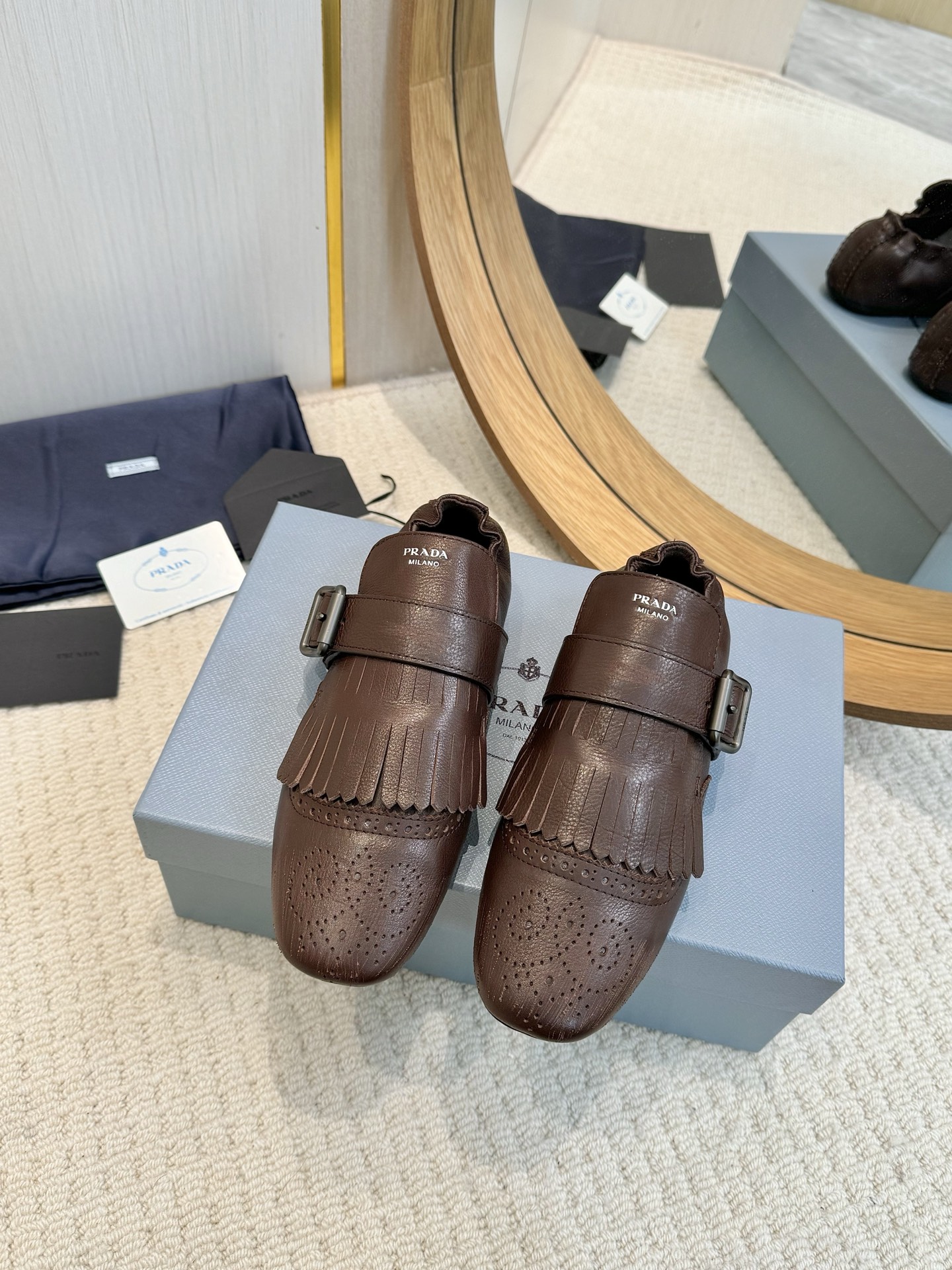 NO:238222,Prada 25Ss Spring and Summer Show new tassel retro loafers single shoes semi-slippers This shoe is intended to present a classic and retro style, combining masculine temperament and soft style, forming a binary contrast, highlighting the iconic style of the Prada series. The tassels are refined with special handicrafts, and details such as buckles and block patterns show the traditional charm. A surprising reinterpretation breaks the routine and is reinterpreted. This shoe is rejuvenated with a more fashionable design. Imported calfskin upper, two-color waxing, inner sheepskin inner sole, rubber sole, size 35-39 (40,41 custom-made, non-return and exchange), loafers semi-trail, prada, prada, loafers, slippers, cowhide, sheepskin19860909Prada 普拉达 25Ss春夏走秀新款流苏复古乐福鞋单鞋 半拖鞋 这款鞋履着意呈现经典与复古格调,兼具阳刚气质与柔美风情,形成二元对比,彰显Prada系列的标志性风格.流苏采用特殊手工艺精制而成,扣带、布洛克花纹等细节展露传统魅力.打破常规而令人惊喜的重新演绎,这款鞋履以更加时尚的设计焕新亮相. 鞋面进口小牛皮 双色打蜡 内里羊皮内里 鞋底橡胶鞋底 码数35-39（40,41定制不退换）,乐福鞋半拖,prada,prada,loafers,slippers,cowhide,sheepskin,Women's Shoes