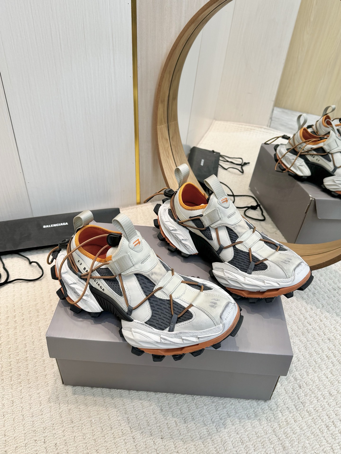 NO:235954,Women's Model Balenciaga 15th generation continues its unique design concept, combining fashion and functionality, using high-quality materials, combining trend and durability!  !  The shoe style is a flat dad shoe style, the overall design is fashionable and outdoor functionality. The alenciaga Hike Sneaker by brokegalerie is still the iconic exaggerated contour and aging effect of Demna’s Balenciaga, plus the adjustable black and silver drawstring through the upper, a webbing lifting ring, and a set of designs for Bawei outdoors. It highlights the outdoor characteristics!  !  Fabric: Original custom imported cowhide material custom original cowhide inner lid: Original custom breathable mesh foot pad: Original injection molding Outsole: Original mold opening ultralight MD combination sole Size: Size 35-45, casual shoes/sports shoes, balenciaga, balenciaga, sneakers, cowhide19860909女款 男款 Balenciaga 巴黎世家 15代延续其独特的设计理念,融合时尚与功能性,采用高品质的材料,兼具潮流感和耐用性！！ 鞋型为扁平的老爹鞋款式,整体设计时尚和户外功能性,alenciaga Hike Sneaker by brokengalerie, 依然是Demna任下巴黎世家标志性的夸张轮廓和做旧效果,加上贯穿鞋面的可调式黑银抽绳,织带提拉环,巴味户外的一组设计.彰显户外特色！！ 面料:原版定制进口牛皮做旧料定制原版牛皮 内里:原版定制透气网 垫脚:原版注塑成型 大底:原版开模超轻MD组合底 Size: 35-45码,休闲鞋/运动鞋,balenciaga,balenciaga,sneakers,cowhide,Women's Shoes