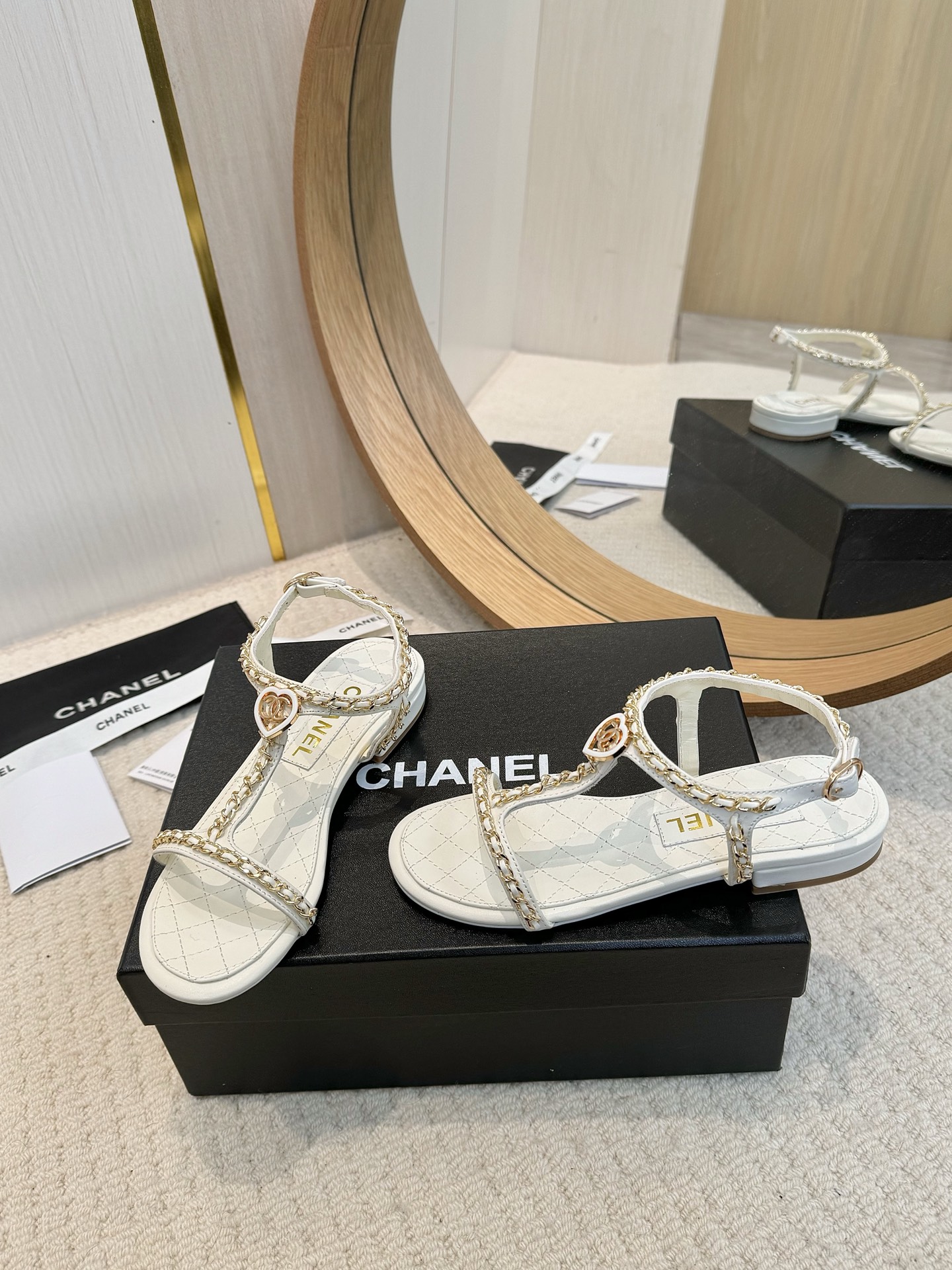 NO:235953,Chanel Chanel - 2025 spring model, top-quality chain love sandals for counter This classic design; the extraordinary love embraces a variety of color matching elements... The diversified mix and match is very beautiful and versatile, and the foot is very light. Comfortable and super delicate and elegant style can be taken into consideration at the outdoors... Go material The upper is made of original imported sheepskin. The inner is made of original sheepskin inner. The sole is based on original Italian leather outsole. The counter is made of high-quality packaging for women 35–40 (customized for 41). Four colors are available (black, white, pink, apricot), sandals, chanel, chanel, sandals, sheepskin, Leather soles19860909Chanel香奈儿——2025春款 专柜顶级链条爱凉鞋 这款经典设计；不平凡的爱拥入了多种配色元素…… 多元化混搭非常好看百搭,上脚非常轻巧 舒适超级秀气优雅的一款户外都能兼顾…… Go 材料 鞋面采用 原版进口羊皮 内里采用 原版羊皮内里 大底根据 原版意大利真皮大底 专柜精品包装全套女35–40（41定做） 四色可选（黑色 白色 粉色 杏色）,凉鞋,chanel,chanel,sandals,sheepskin,Leather soles,Women's Shoes