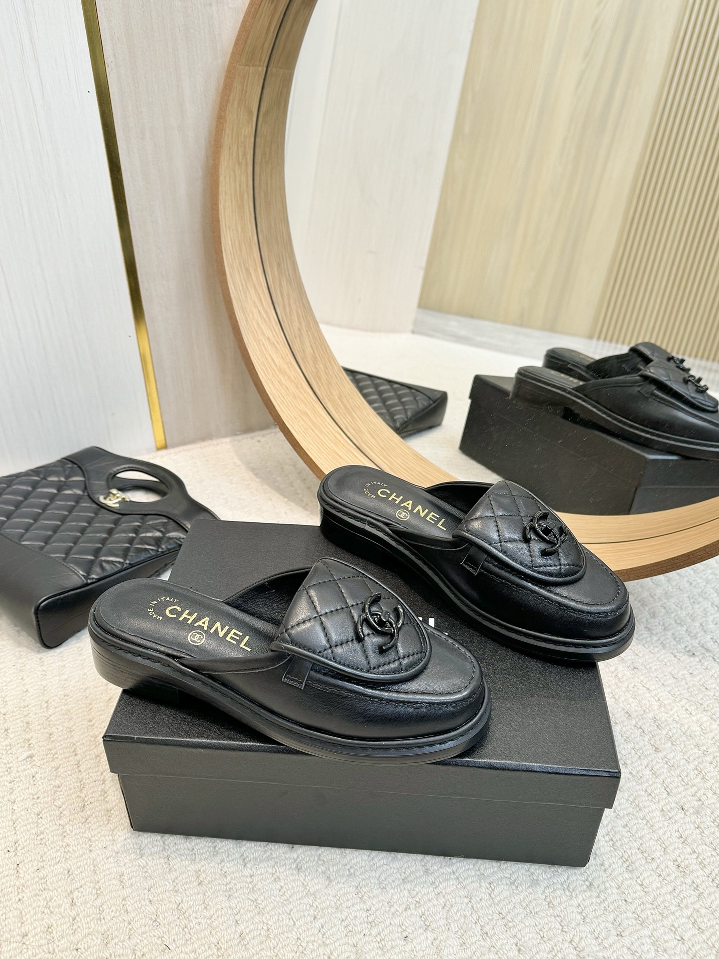 NO:235950,Xiaoxiang official website synchronized high-end version CHANEL 2025 Chanel top-grade buckles exposed shoes A must-have hot-selling product in early spring, goddess series, with the elegant and famous temperament of Xiangjia, super durable, irresistible, heart-wrenching... Imported sheepskin on the upper, imported sheepskin on the inner lining (the original version is consistent) Original model opening, genuine leather sole Standard code 35- 41 42 Custom made non-return and exchange), semi-torque, chanel, chanel, chanel, sheepskin, Leather soles19860909小香官网同步高版本 CHANEL 2025香奈儿顶级饰扣 露踭鞋 早春季香家必备爆款,女神系列,拥有香家特色优雅名媛气质,超级耐看,让人无法抗拒,心动ing…… 鞋面进口羊皮 内里进口羊里（原版一致） 原模开版,真皮大底 标准码 35- 41 42 定做不退换）,半拖,chanel,chanel,chanel,sheepskin,Leather soles,Women's Shoes