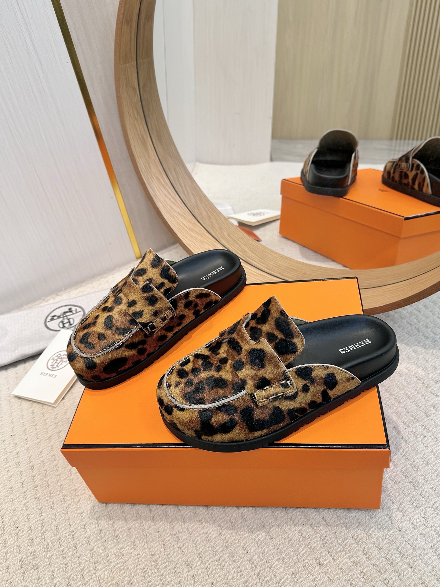 NO:235952,Hair women's style men's style 2025H home cute Muller semi-tow Birkenstock shoes, I really need versatile Hermes slippers in summer. It looks good no matter how you match it, it feels casual and high-end. The comfort is also great. It is matched with various colorful socks, and it is very fashionable. Horse hair fabric, sheepskin inner, non-slip and wear-resistant soles. Size women's clothing 35-40, women's clothing size 41 customization. Men's clothing 40-45, semi-tow, hermes, slippers, sheepskin, socks19860909发女款 男款 2025H家呆萌穆勒半拖勃肯鞋,夏天真的太需要百搭爱马仕拖鞋了 怎么搭配都好看,随意且高级的感觉 舒适度也很棒,搭配各种彩色袜子,潮爆了 进马毛面料 羊皮内里 防滑耐磨大底 Size女装35-40 女装41码定做.男装40-45,半拖,hermes,slippers,sheepskin,socks,Women's Shoes