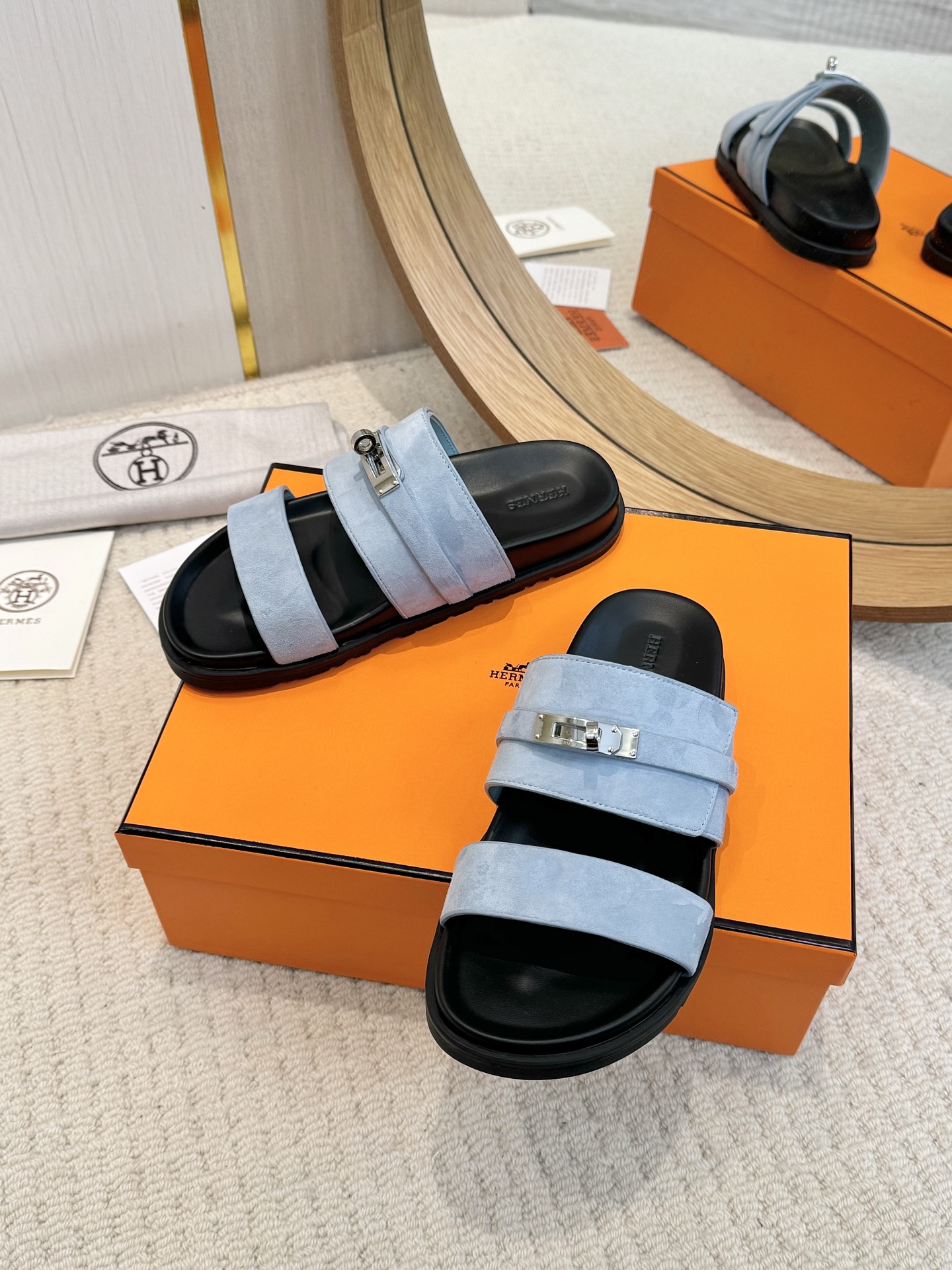 NO:235951,Women, Men, Hermes, Kelly buckle, two-belt flat slippers, H-home chypre sandals, old uncle's shoes, second-best shoes, the color matching is so cute, it is so hard to buy, the foot feels so comfortable, no matter whether it is worn with skirts, pants, socks, or casual pants, it looks great. The style of old uncle's shoes is going to lead the fashion world again, and the popularity is a cycle, this summer must be its world, the foot is comfortable and fashionable, it will become a product that will never go out of date, and it will become a classic and eternal hit. The best version on the market, the materials are never vague!  TPU abrasives are out of the bottom, and the cowhide inner is correctly printed in the craftsman code. The genuine material is SW cowhide/EP cowhide/imported suede. It is a few streets away from the leading version. There is no harm without comparison!  size Women's 35-40 Men's 39-45 (45 custom made), slippers, hermes, hermes, stuart weitzman, sandals, slippers, skirts, cowhide, chamois leather, socks19860909女 男 Hermes爱马仕Kelly扣 两带平底拖鞋,H家 chypre凉鞋,老舅鞋,二舅鞋,配色萌到爆,巨难买,脚感巨舒服的,不管搭裙子,裤子,还是袜子,还是休闲裤都巨巨好看,老舅鞋这个风又要引领时尚界了,流行就是一个轮回,这个夏天必是它的天下,上脚舒适又A又时尚,将成为永远不过时的单品,又成一个经典永恒爆款 市面上最好的版本,用料选材绝不含糊！TPU磨具大底,,牛皮内里正确打印工匠码,正版材质SW牛皮/EP牛皮/进口麂皮,甩出先行版本几条街,没有对比就没有伤害！ size 女款35–40 男款39-45（45定做）,拖鞋,hermes,hermes,stuart weitzman,sandals,slippers,skirts,cowhide,chamois leather,socks,Women's Shoes