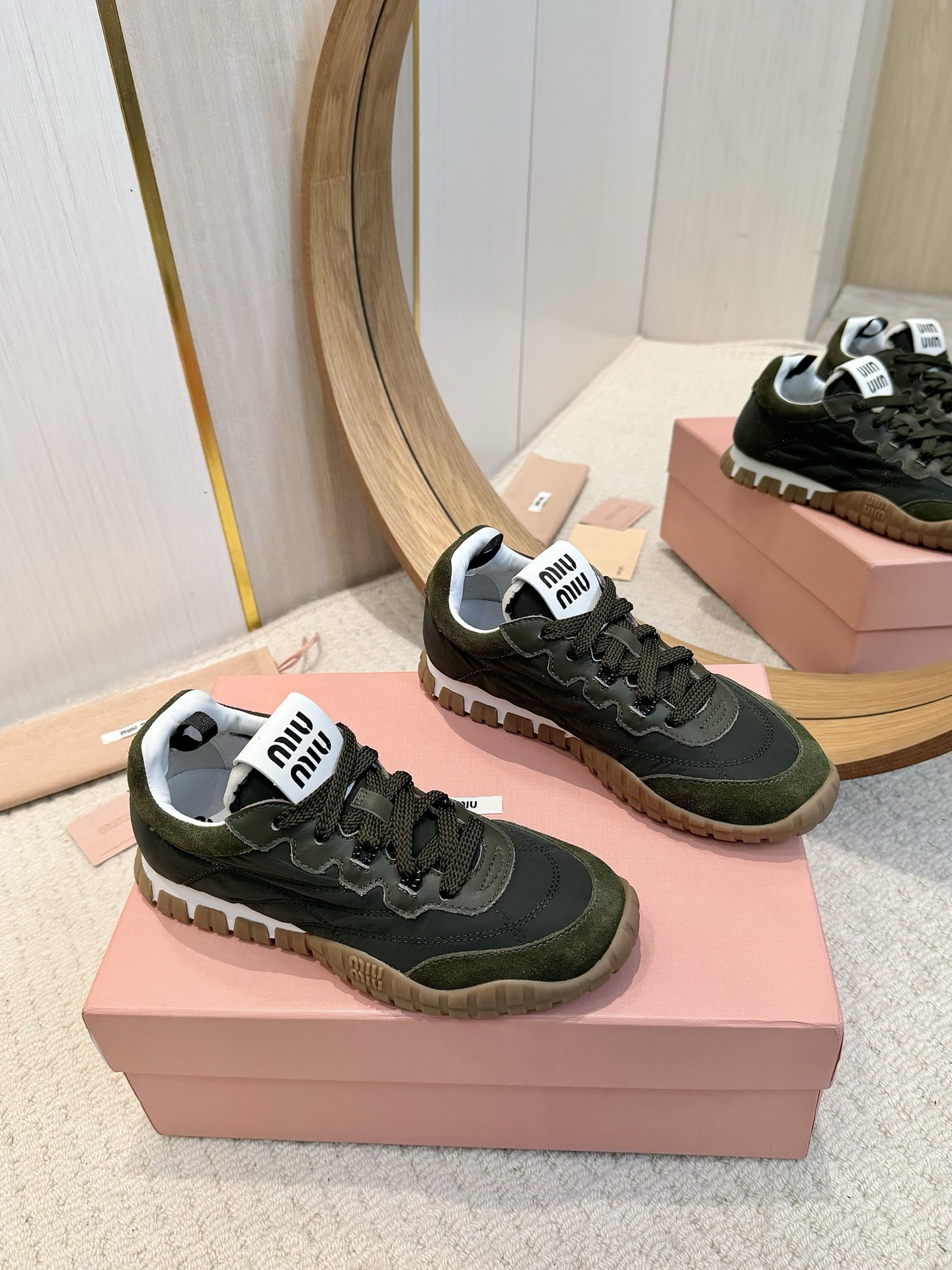 NO:235939,/#Mu Miu's new spring and summer style cookie shoes Forrest Gump shoes casual sneakers miumiu latest hits avant-garde and bold design. Miu Miu style is integrated with the simple lines of this thick-soled canvas sneaker. The chic logo is decorated on the tongue and back of the shoe, embellished with retro design, adding iconic elements!  Thick sole design defines avant-garde modern style. Original custom fabric/beef velvet. Original imported soft lamb wool. Original open molded anti-slip rubber outsole. Sole thickness is about 4.5cm. Size35-40 (40 customization is not returned or exchanged), casual shoes/sports shoes, miumiu, sneakers19860909/#缪缪春夏新款 饼干鞋 阿甘鞋休闲运动鞋 miumiu最新爆款 前卫大胆的设计,Miu Miu风格融于此款厚底帆布运动鞋的简约线条, 别致徽标饰于鞋舌与背面,点缀复古设计,平添标志性元素！厚底设计定义前卫的现代风格 面料原版定制布料/牛反绒 内里原版进口柔软羊羔毛 鞋底原版开模防滑橡胶大底 底厚约4.5cm Size35-40（40定制不退换）,休闲鞋/运动鞋,miumiu,sneakers,Women's Shoes