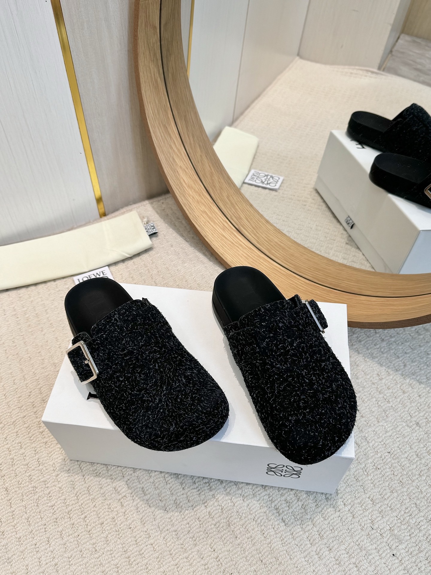 NO:235936,Loewe's new slippers Loewe Campo Loewe's new Campo Boken comes from the show to continue the usual playful color of brand designer Jonathan Anderson. The new Campo Mary Jane Mules are paired with cute and interesting round toe and carved details with retro style, and are full of design. Imported fabrics, leather, large leather soles, sizes 35-40 (40.41 customization, no return or replacement), semi-torque, loewe, loewe, mary jane, slippers, cowhide, Leather soles19860909罗意威新款拖鞋LoeweCampoLoewe全新Campo博肯来自秀场延续品牌设计师Jonathan Anderson一贯的玩味主义色彩,新款Campo玛丽珍穆勒鞋以可爱有趣的圆形鞋头搭配极具复古风的雕花细节,设计感十足 面料进口牛皮 真皮大底重工多层真皮鞋底 尺码35-40(40.41定制不退不换）,半拖,loewe,loewe,mary jane,slippers,cowhide,Leather soles,Women's Shoes