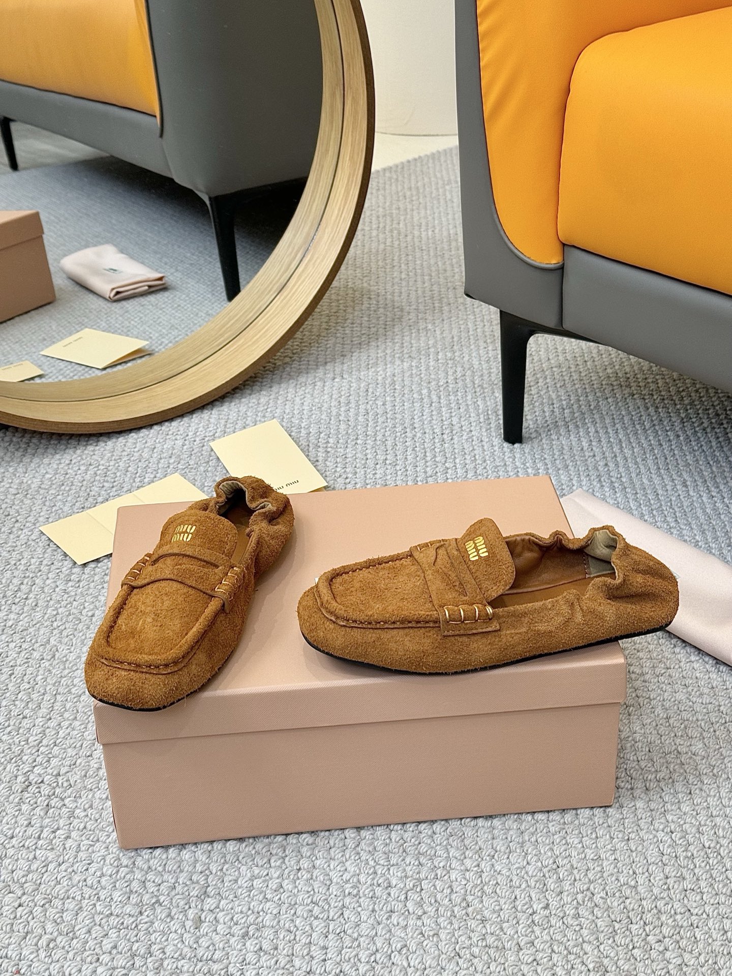 NO:235946,MiuMiu/MuMiu 25ss Early Spring Show new style, one-foot lazy shoes, Mary Jane ballet shoes, flat single shoes, official spring and summer show new style, fashionable and versatile, salty and sweet, not polished at all, whether worn barefoot or socks, it will reduce age and be super invincible and versatile!  Custom imported cowhide, inner sheepskin, original rubber outsole, size 35-39 (40.41 custom made without return), ballet shoes, miumiu, mary jane, cowhide, sheepskin, socks19860909MiuMiu/缪缪25ss早春走秀新款一脚蹬懒人鞋玛丽珍芭蕾舞鞋·平底单鞋 官方春夏走秀新款,时髦百搭·即可咸又可甜·一点也不磨脚·无论光脚穿还是搭配袜子穿都超级减龄 超级无敌百搭！ 鞋面定制进口牛皮 内里羊皮 鞋底原版橡胶大底 码数35-39（40.41订做不退换）,芭蕾舞鞋,miumiu,mary jane,cowhide,sheepskin,socks,Women's Shoes