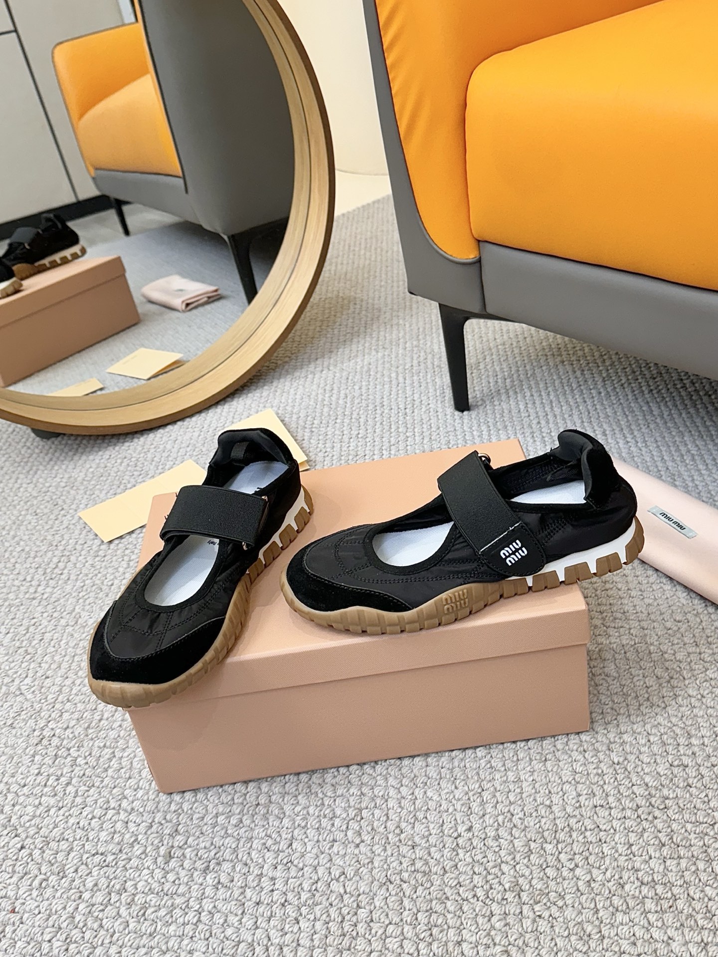 NO:235940,Miumiu Mary Jane is so comfortable to wear. Original custom fabric/beef velvet, original imported soft sheepskin, original sole, open mold, non-slip rubber sole, Size#35-40 (40 customization, no return or exchange), Mary Jane, miumiu, mary jane, sheepskin19860909miumiu玛丽珍穿上太舒服了上脚乖的不行 面料原版定制布料/牛反绒 内里原版进口柔软羊皮 鞋底原版开模防滑橡胶大底 Size#35-40（40定制不退换）,玛丽珍,miumiu,mary jane,sheepskin,Women's Shoes