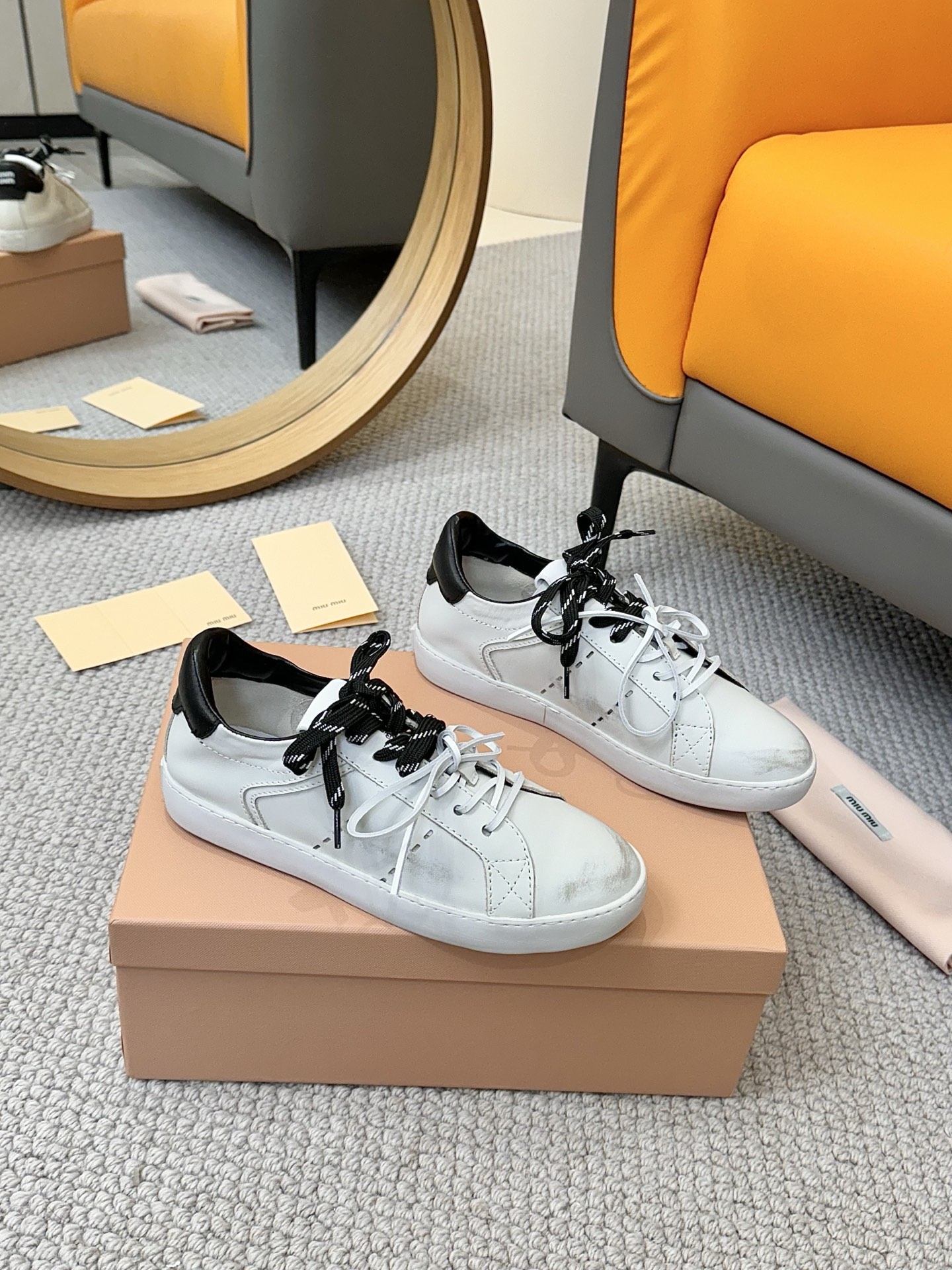 NO:235934,Miumiu Miu Miu's latest casual dirty shoes in early spring. Xiaohongshu grass planting series, retro and fashionable, beautiful and beautiful. Simple sports shoes design, highly recognizable tongue, create a Buddhist sweet casual style~~ The aura of the foot is very casual, long skirts, shorts, wear a unique style~~ Size 35-40, casual shoes/sports shoes, miumiu, sneakers, skirts, shorts19860909miumiu缪缪早春最新走秀款休闲脏脏鞋 小红书种草系列,复古又时髦上脚美炸了 简约的运动板鞋设计,极具辨识度的鞋舌,打造佛系甜美的休闲风~~上脚气场十足随意搭配,长裙,短裙,短裤,穿出与众不同的风格~~ 码数 35-40码,休闲鞋/运动鞋,miumiu,sneakers,skirts,shorts,Women's Shoes