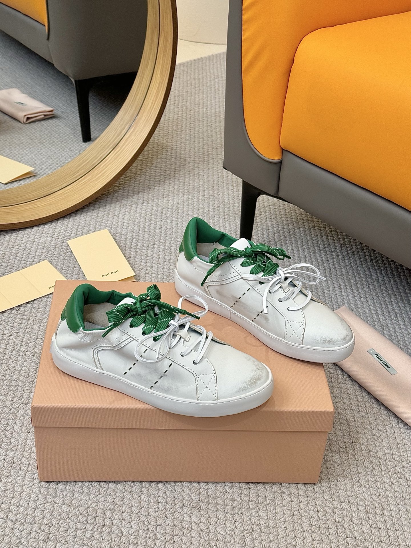 NO:235937,Miumiu Miu Miu's latest casual dirty shoes in early spring. Xiaohongshu grass planting series, retro and fashionable, beautiful and beautiful. Simple sports shoes design, highly recognizable tongue, create a Buddhist sweet casual style~~ The aura of the foot is very casual, long skirts, shorts, wear a unique style~~ Size 35-40, casual shoes/sports shoes, miumiu, sneakers, skirts, shorts19860909miumiu缪缪早春最新走秀款休闲脏脏鞋 小红书种草系列,复古又时髦上脚美炸了 简约的运动板鞋设计,极具辨识度的鞋舌,打造佛系甜美的休闲风~~上脚气场十足随意搭配,长裙,短裙,短裤,穿出与众不同的风格~~ 码数 35-40码,休闲鞋/运动鞋,miumiu,sneakers,skirts,shorts,Women's Shoes