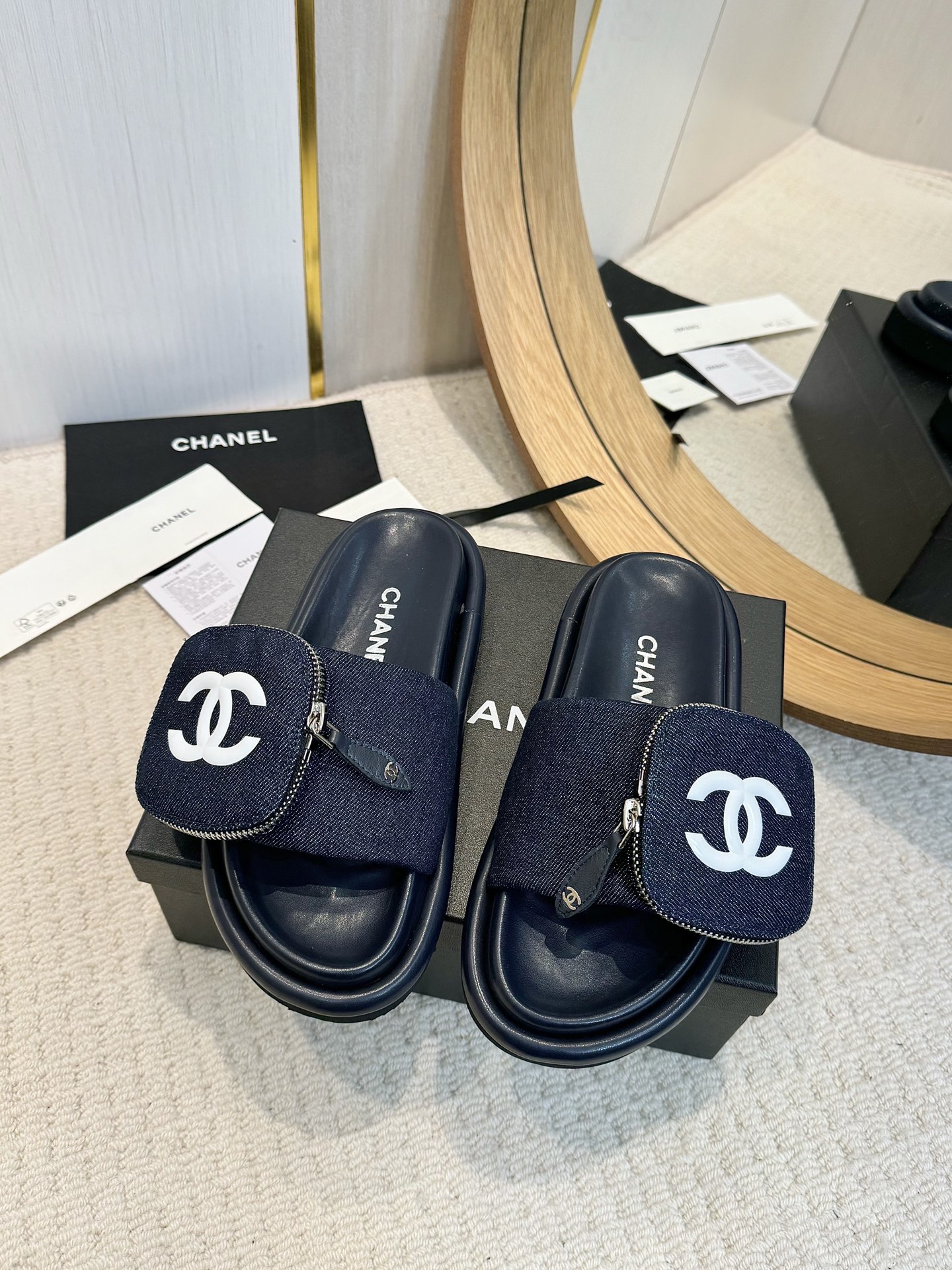 NO:235931,*25ss Mier pocket bread drag!  Popular model!  !  The counter is out of stock, and it is recommended to have a pair of people. The fat Mier feels soft and soft, and looks good!  It is easy to wear and slim when you wear it on your feet by 3m. It is surprising to wear it casually in daily life. Chanel casual slippers are so attractive that the taro-flavored slippers are directly ~ Size!  35-43 (40 41 42 43 Custom made), slippers, chanel, slippers19860909*25ss蜜儿口袋面包拖！人气款！！专柜断货王,推荐人手一双,胖墩墩的蜜儿拖软绵绵脚感,颜值款！上脚增高3m好穿又显瘦,日常随意搭配尽是惊讶香奈儿休闲拖鞋 太吸引人了专柜直冲的香芋味拖鞋～ 码数！35-43（40 41 42 43定做),拖鞋,chanel,slippers,Women's Shoes